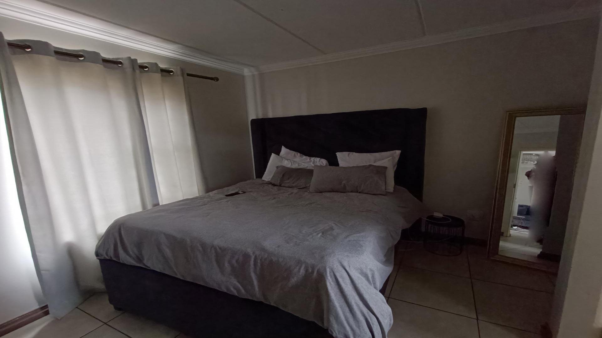Bed Room 1 of property in Rooihuiskraal