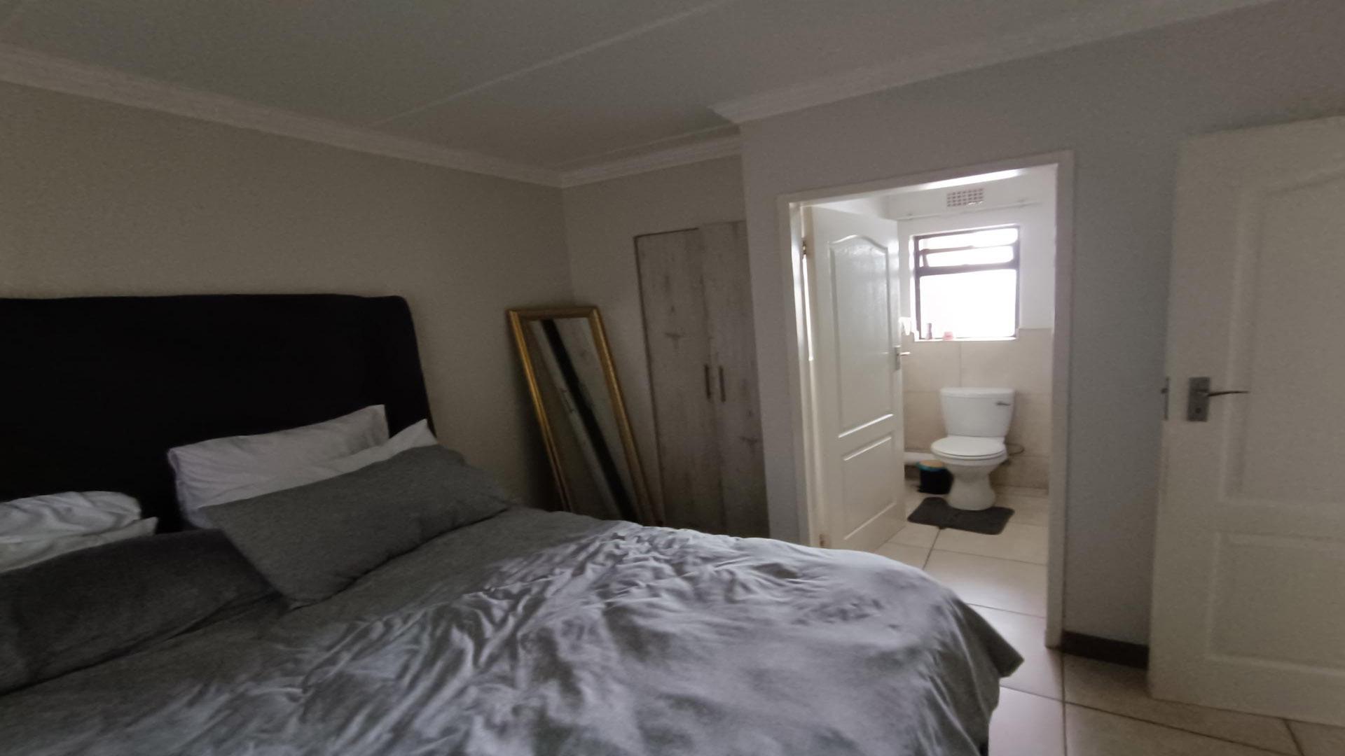 Bed Room 1 of property in Rooihuiskraal