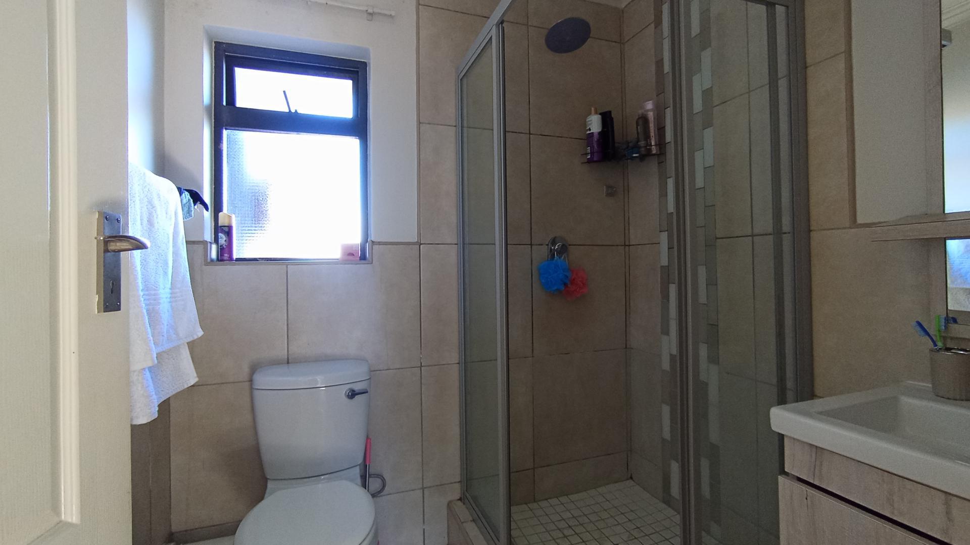 Bathroom 2 - 4 square meters of property in Rooihuiskraal