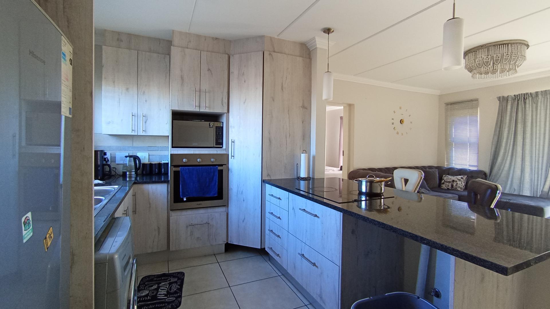 Kitchen - 15 square meters of property in Rooihuiskraal