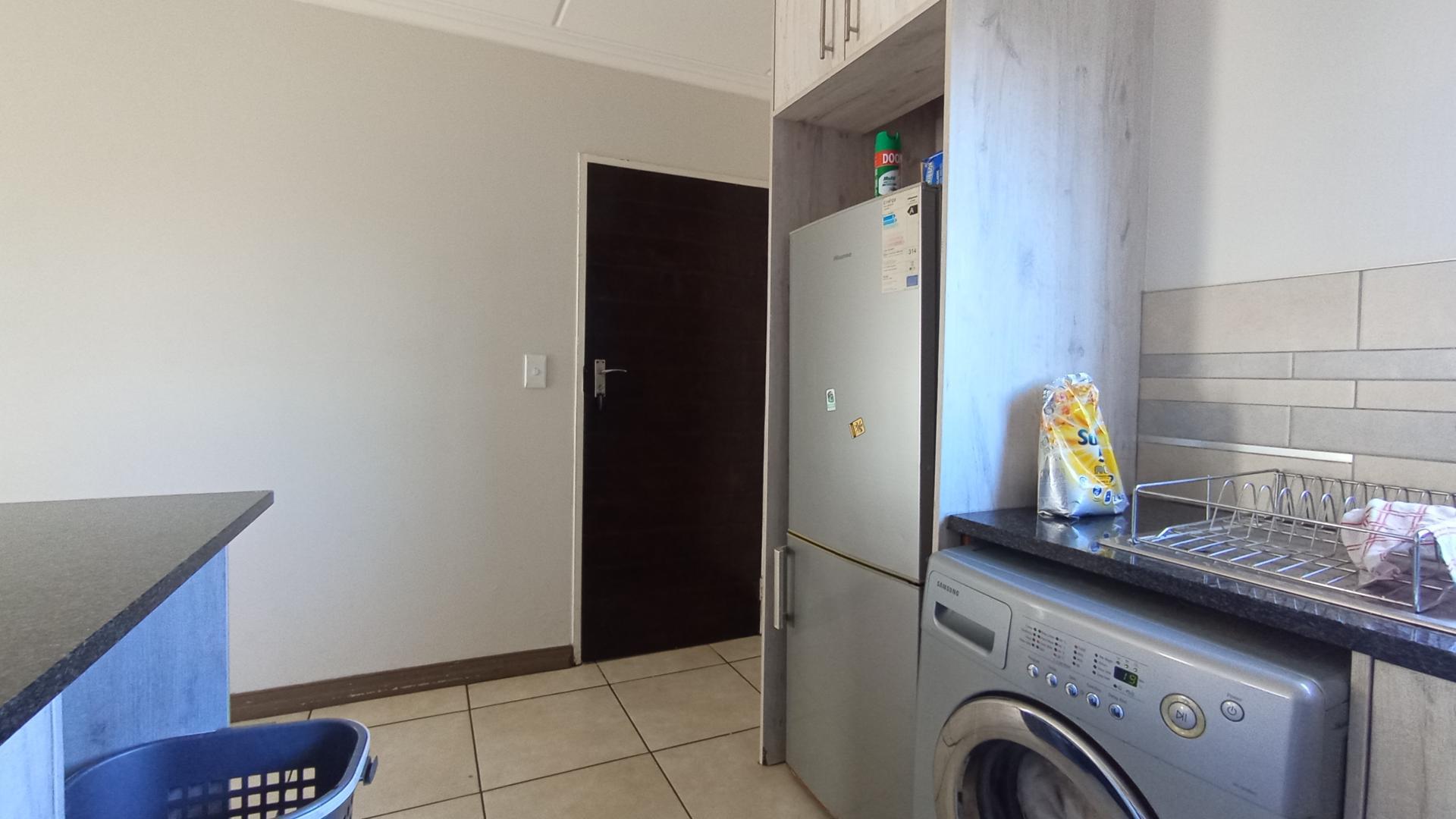 Kitchen - 15 square meters of property in Rooihuiskraal