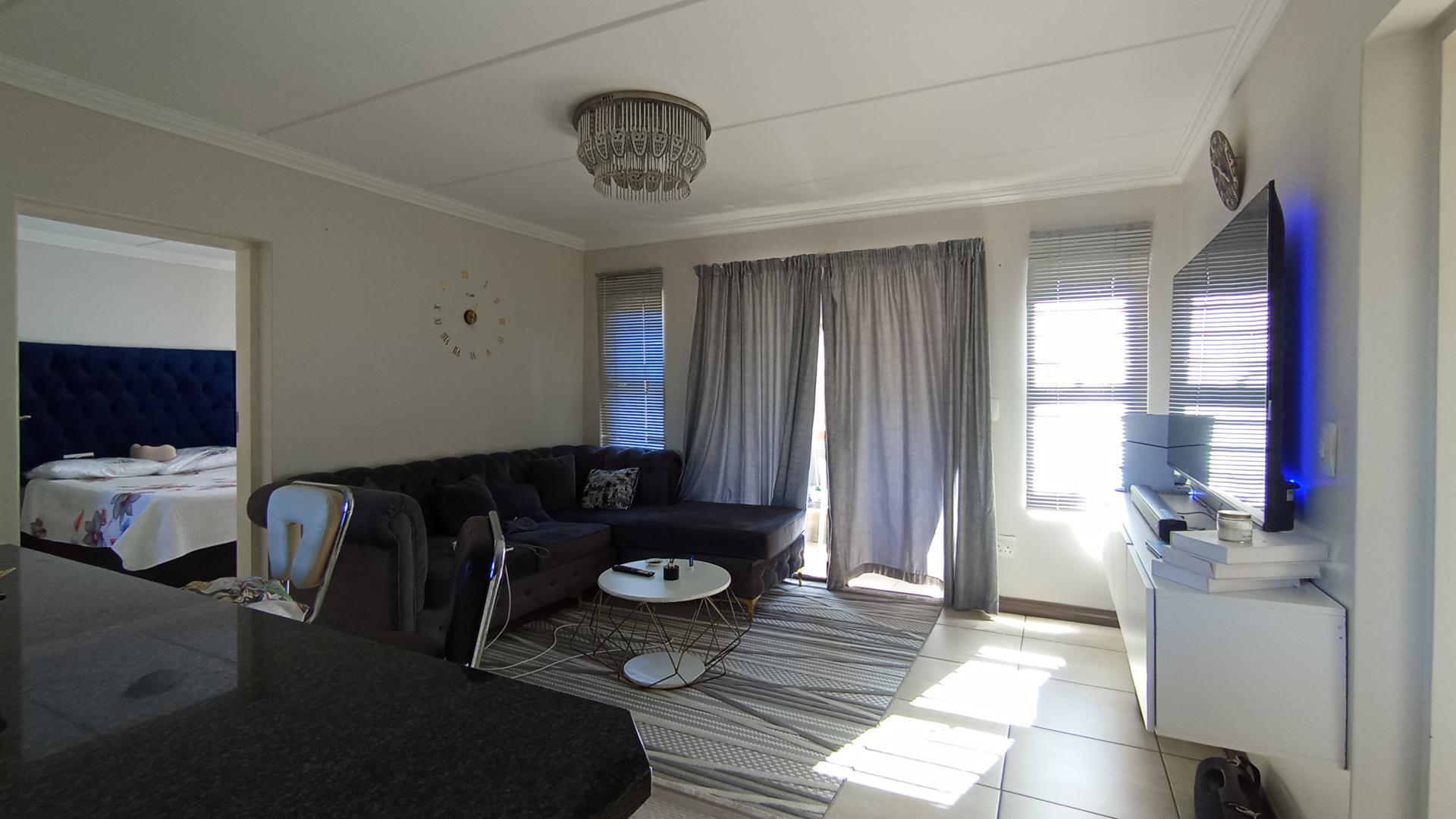 Lounges - 15 square meters of property in Rooihuiskraal
