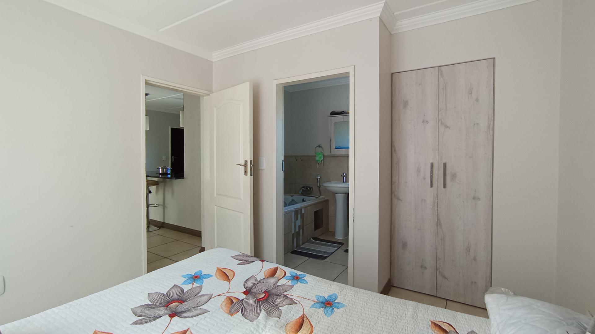 Bed Room 1 - 13 square meters of property in Rooihuiskraal