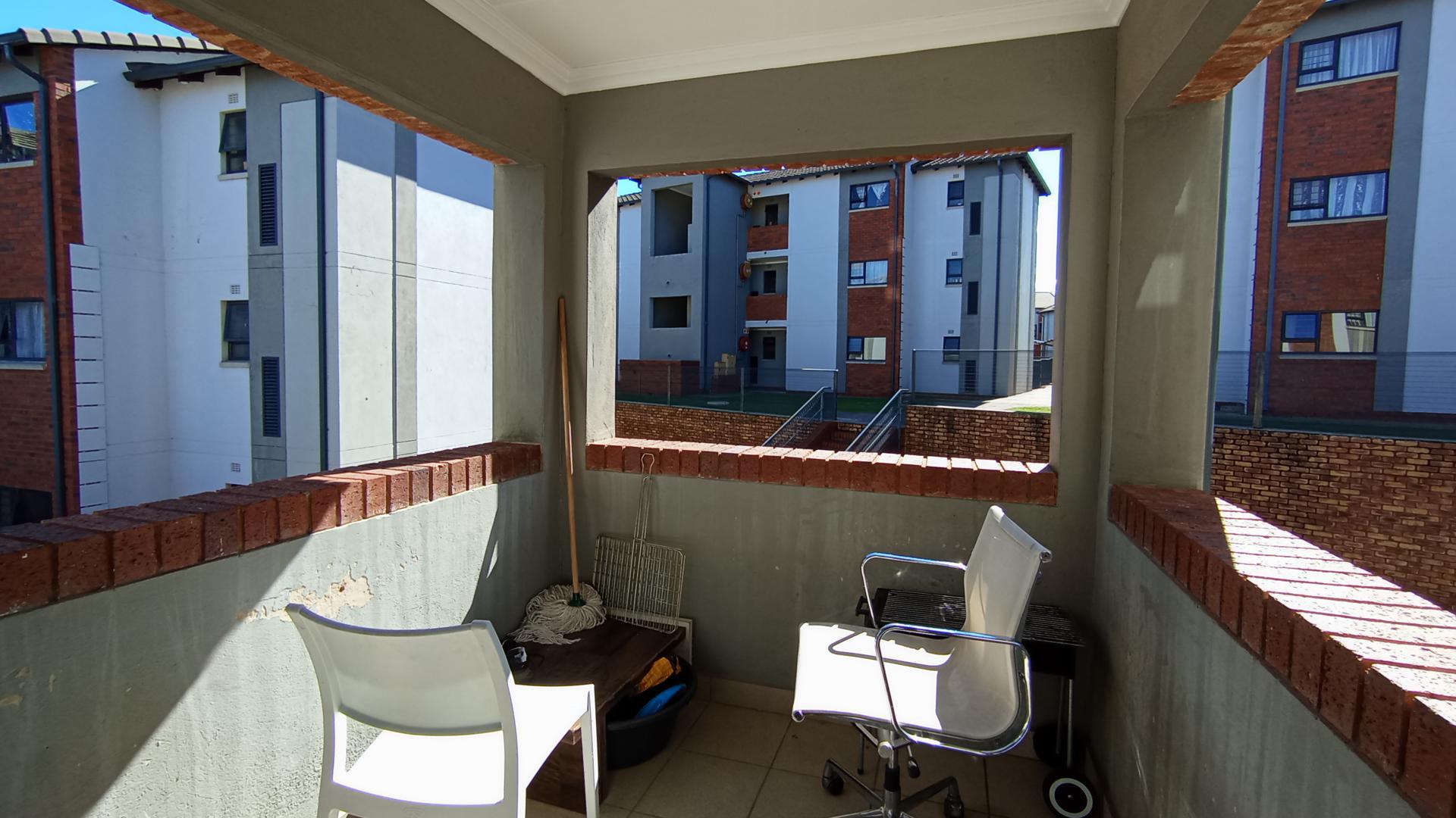 Balcony - 5 square meters of property in Rooihuiskraal