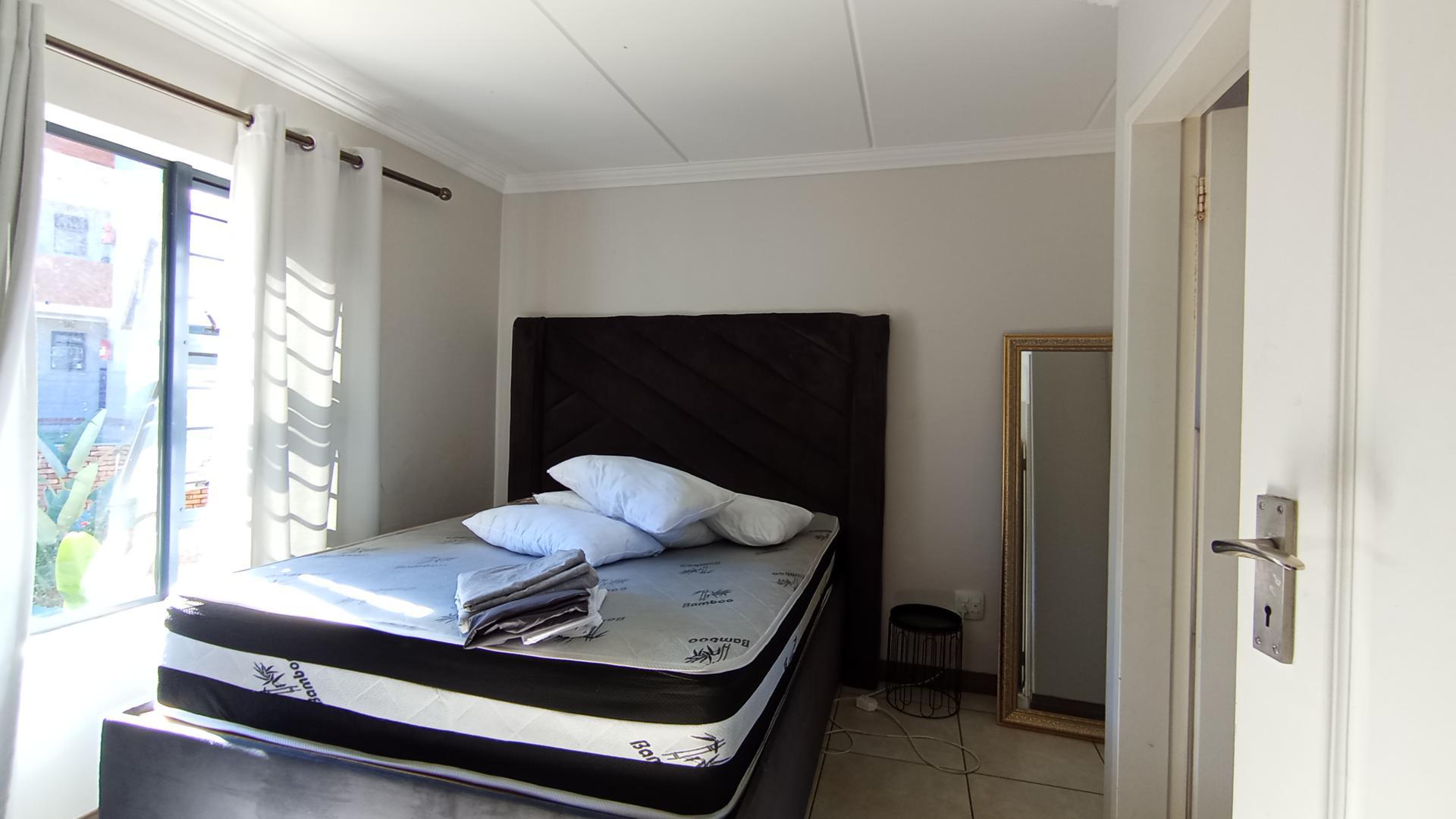 Bed Room 2 - 13 square meters of property in Rooihuiskraal
