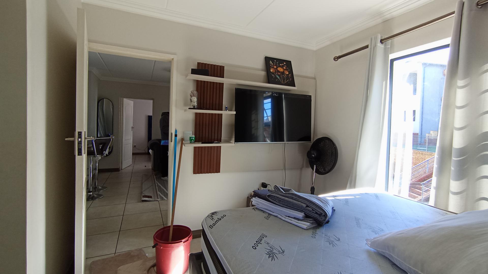 Bed Room 2 - 13 square meters of property in Rooihuiskraal