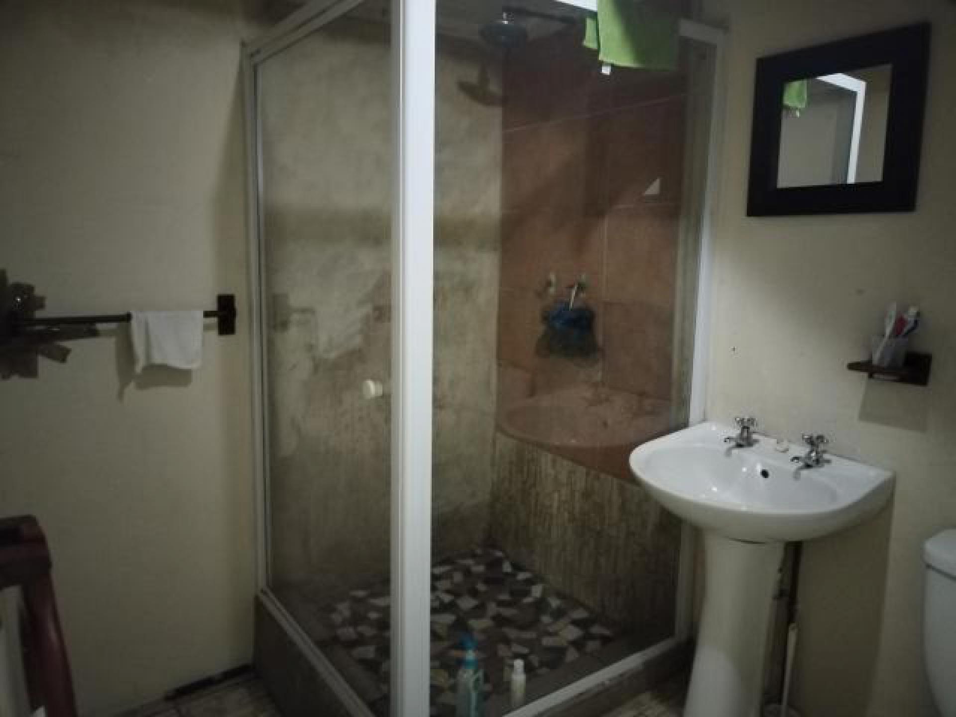 Bathroom 1 of property in Port Elizabeth Central