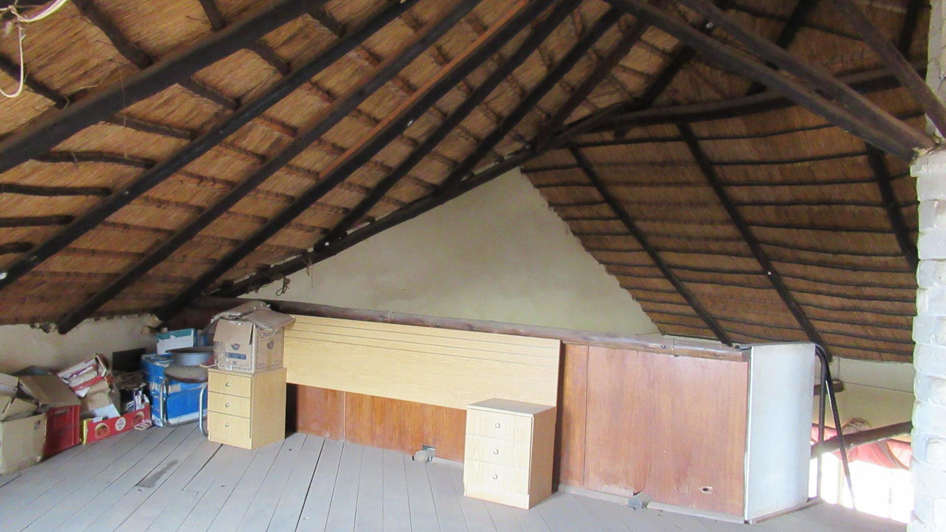 Rooms - 208 square meters of property in Buffelsdrift