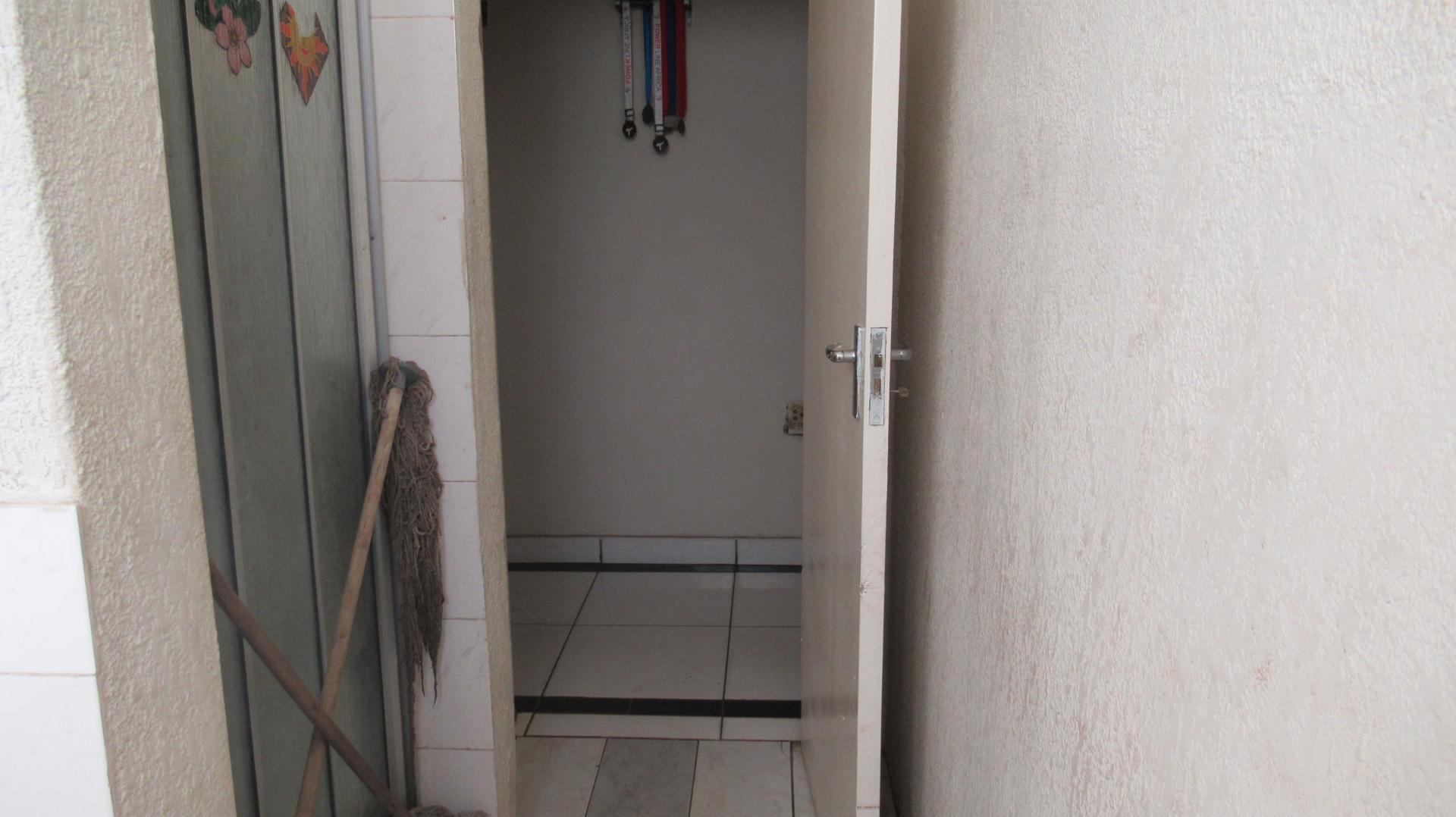 Bathroom 2 - 7 square meters of property in Berea - JHB