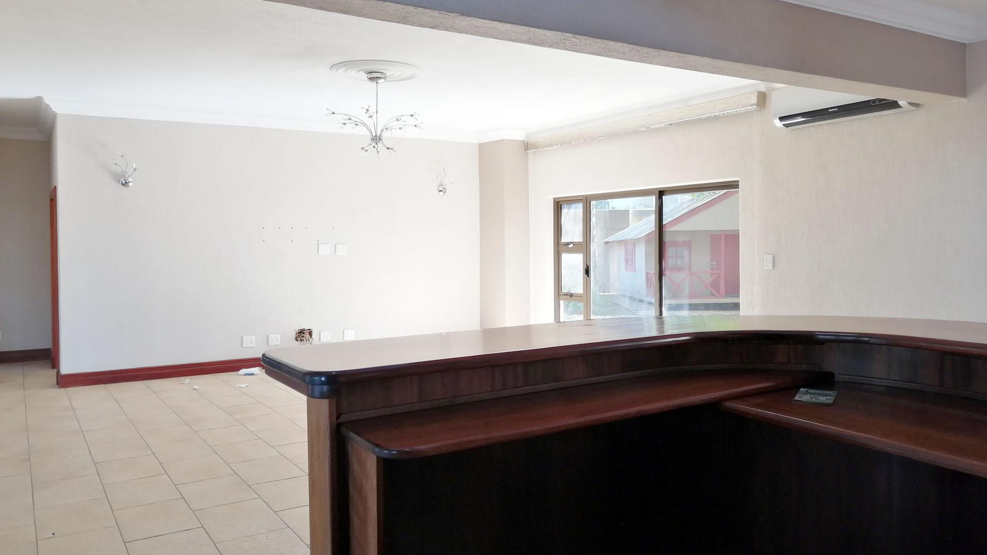 Lounges - 92 square meters of property in Bitterfontein