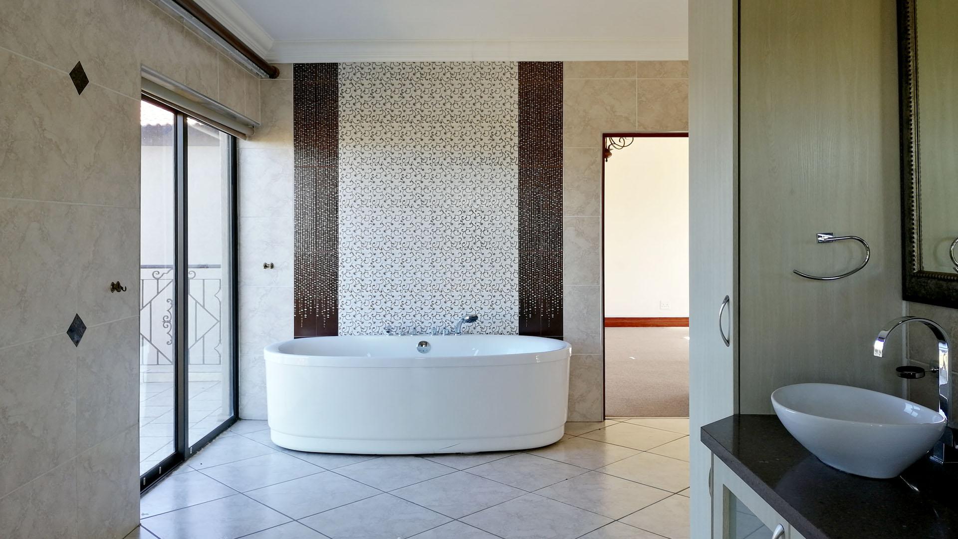 Main Bathroom - 17 square meters of property in Bitterfontein