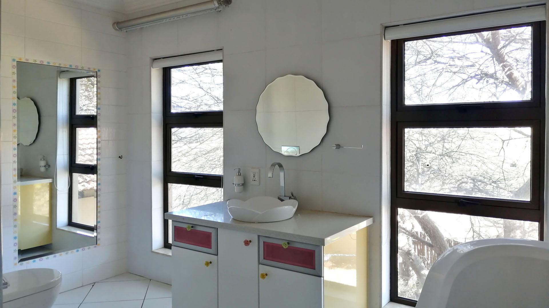 Bathroom 2 - 12 square meters of property in Bitterfontein