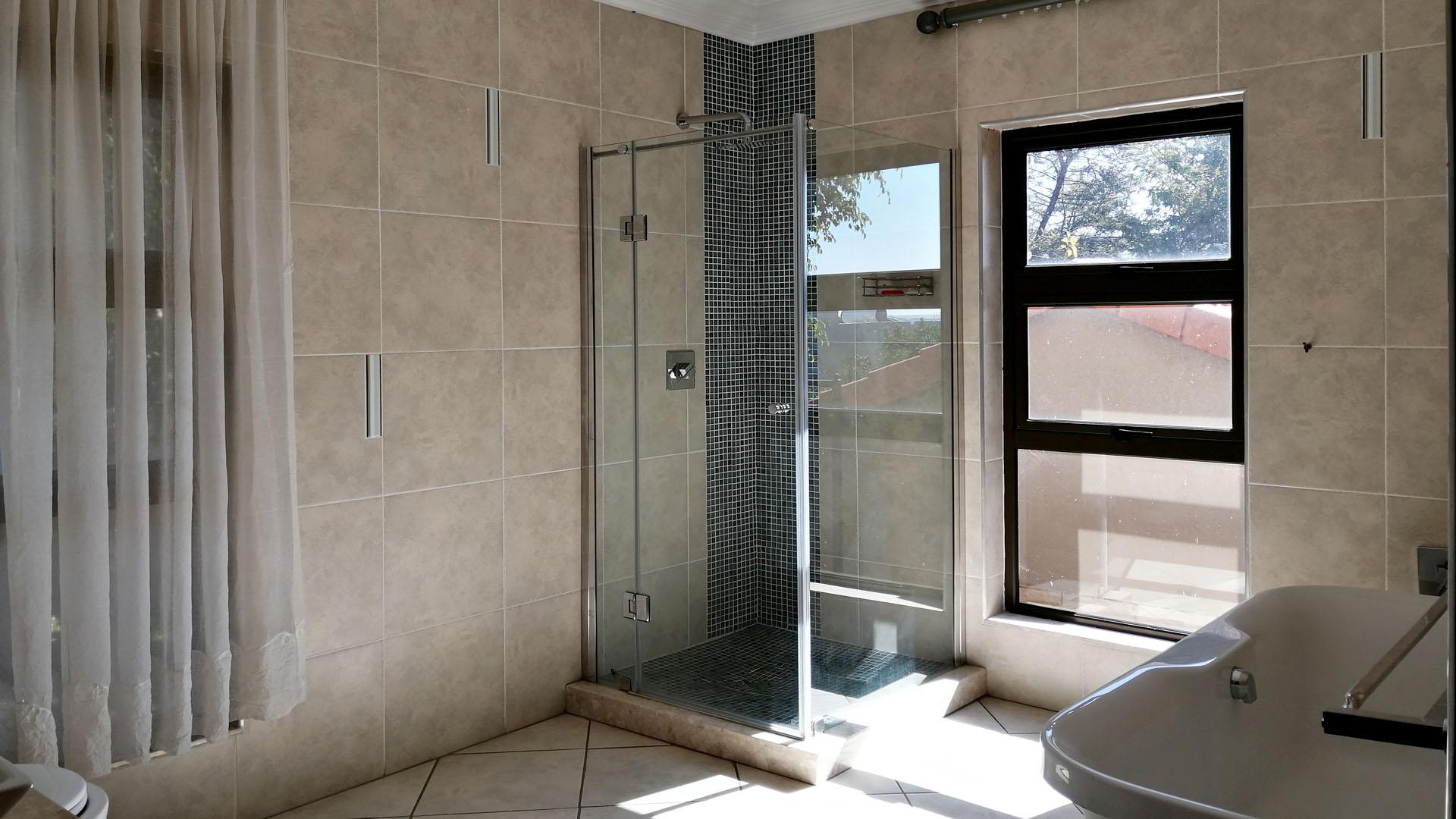 Bathroom 3+ - 11 square meters of property in Bitterfontein