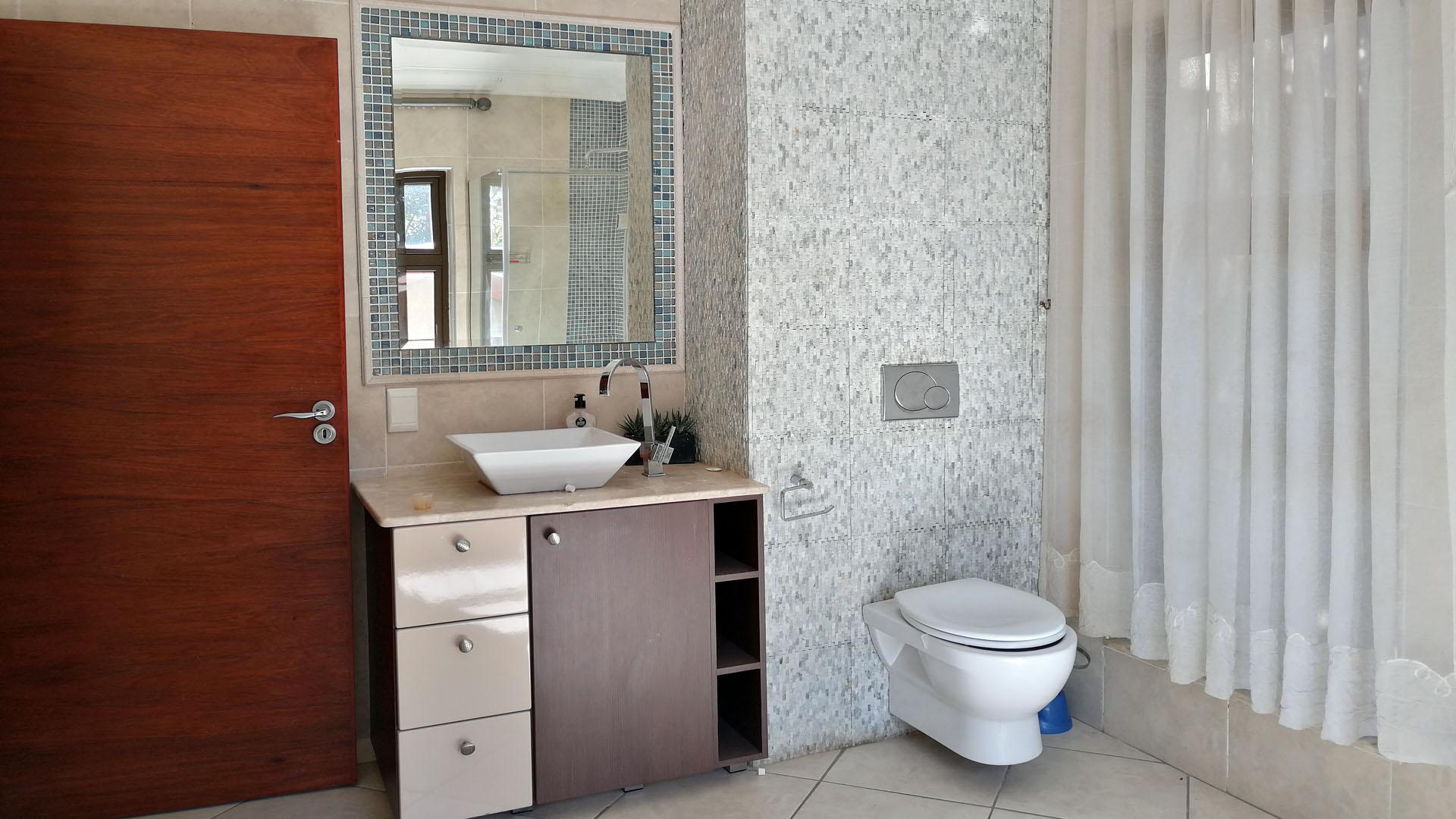 Bathroom 3+ - 11 square meters of property in Bitterfontein