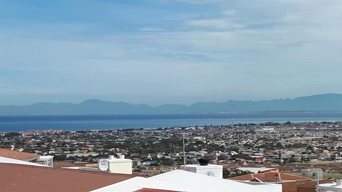 1 Bedroom Sectional Title for Sale For Sale in Gordons Bay - Home Sell - MR453167
