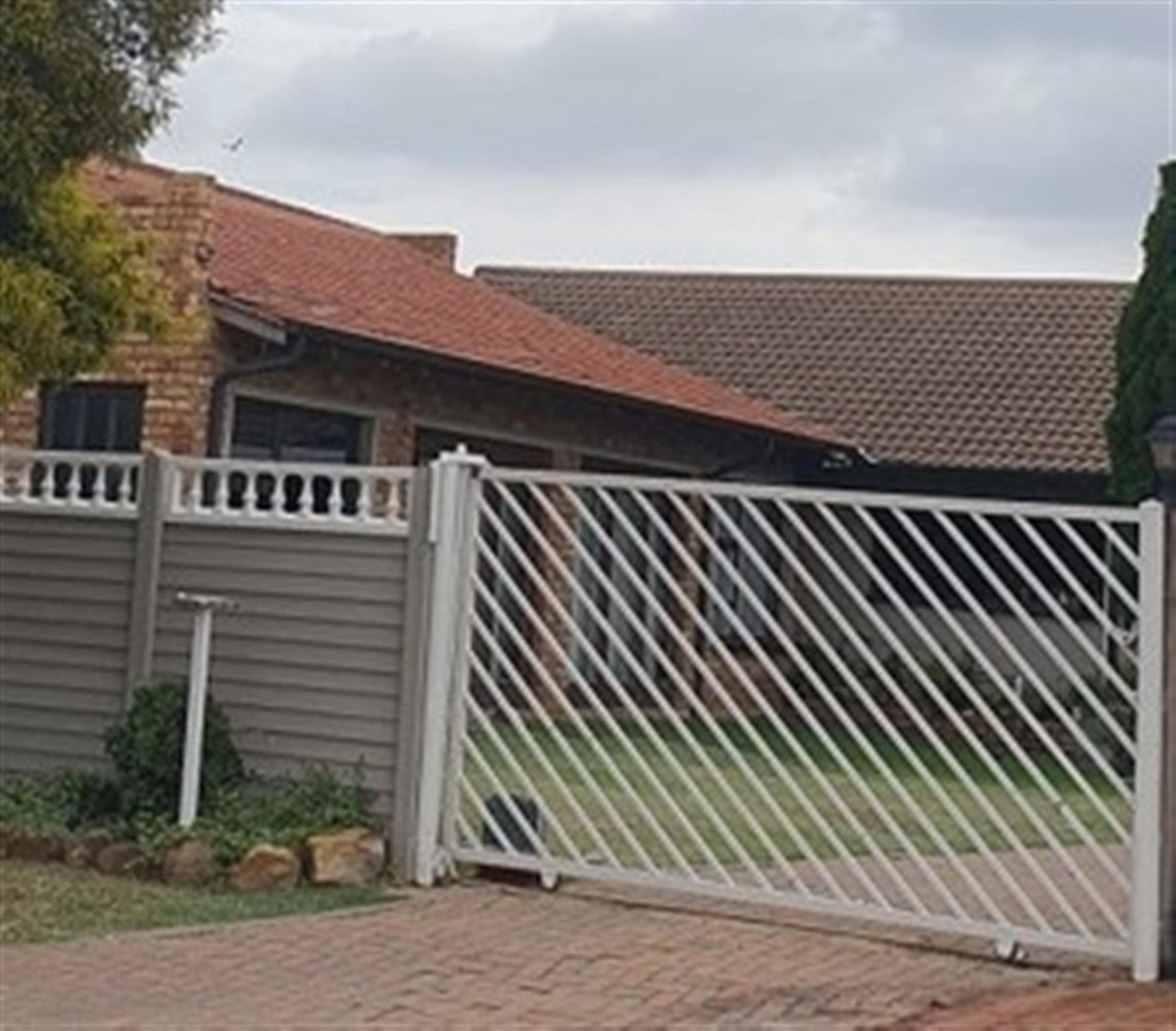 Front View of property in Bonaero Park