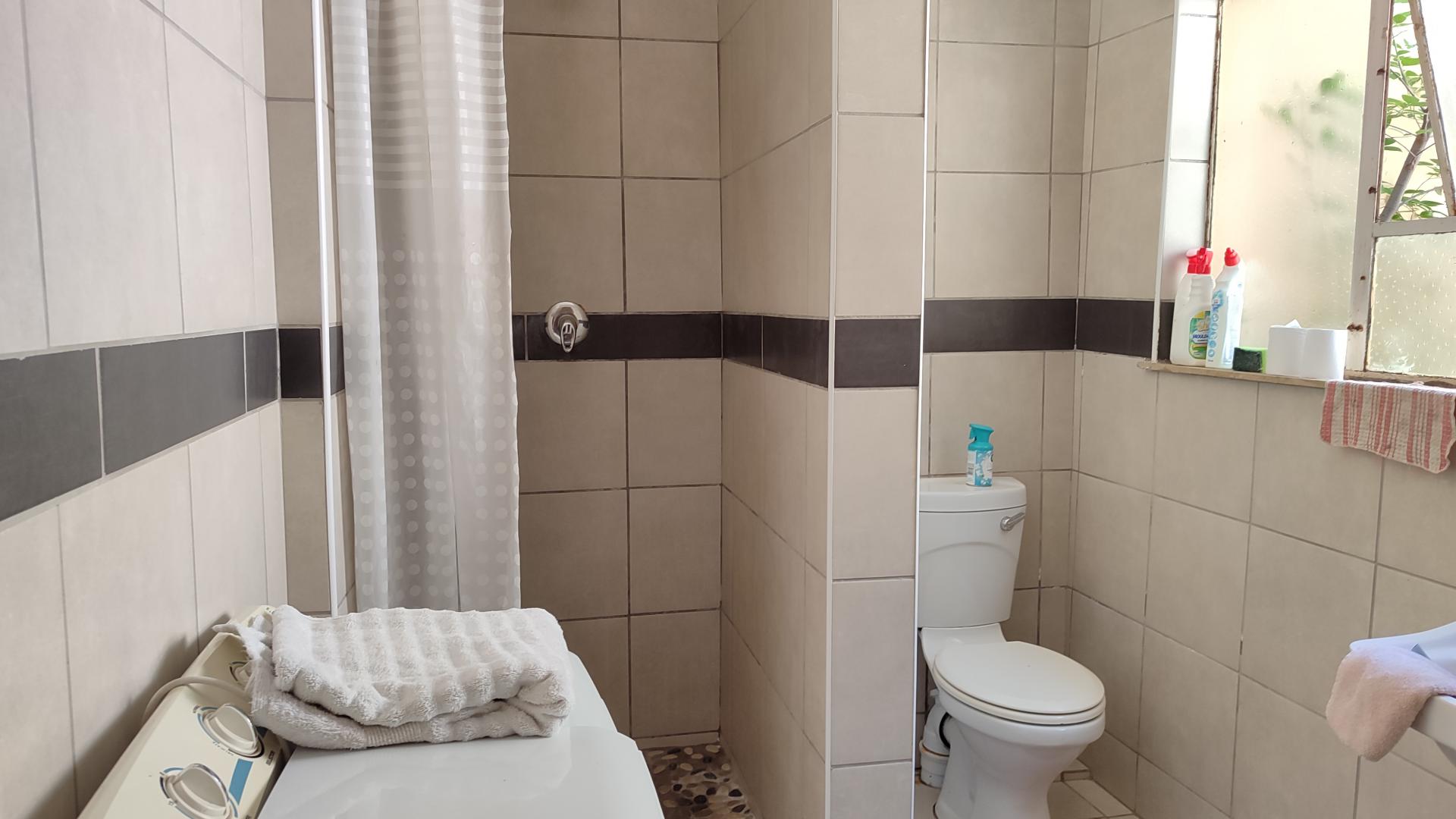Bathroom 1 of property in Westdene (Bloemfontein)