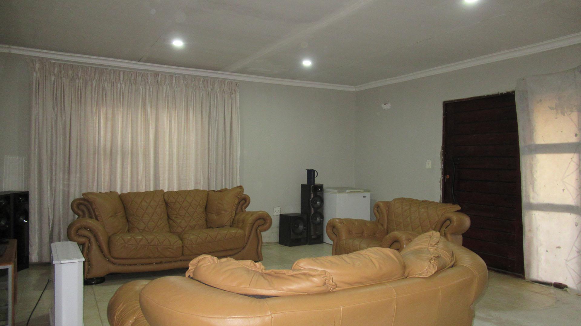 Lounges - 36 square meters of property in Dobsonville