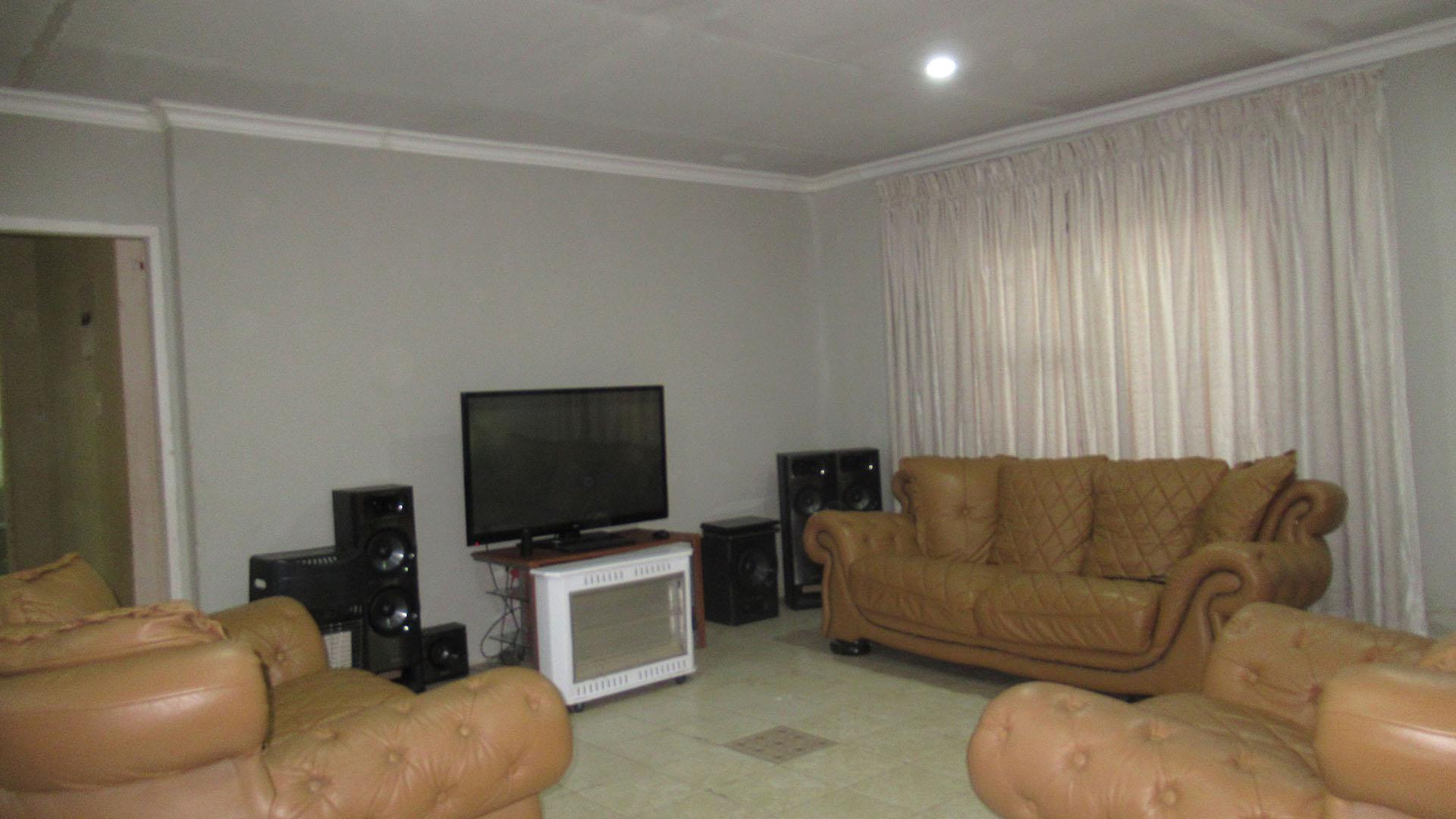 Lounges - 36 square meters of property in Dobsonville