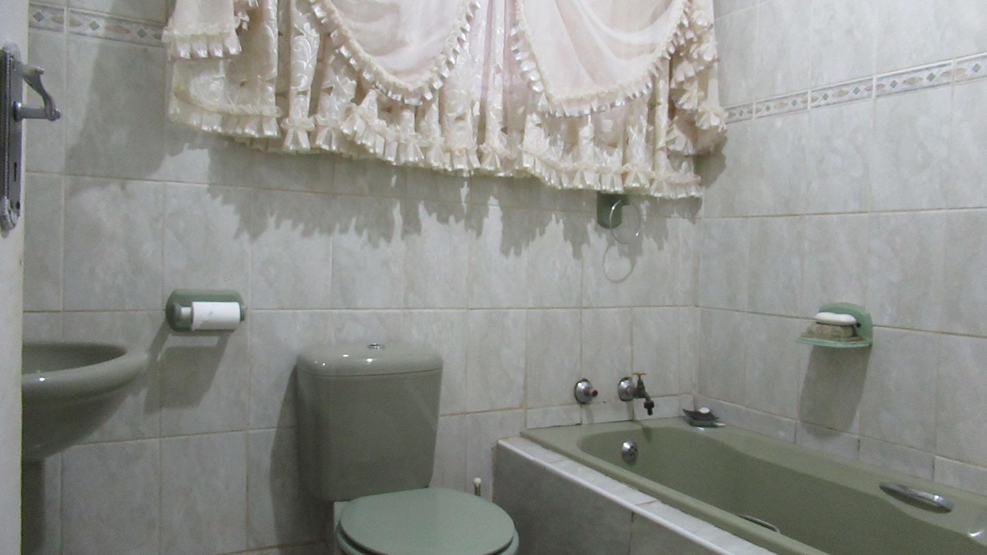 Bathroom 1 - 4 square meters of property in Dobsonville
