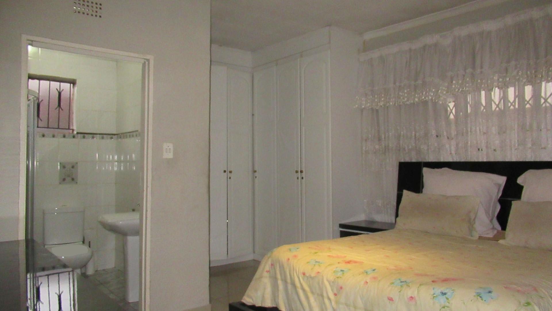 Main Bedroom - 14 square meters of property in Dobsonville