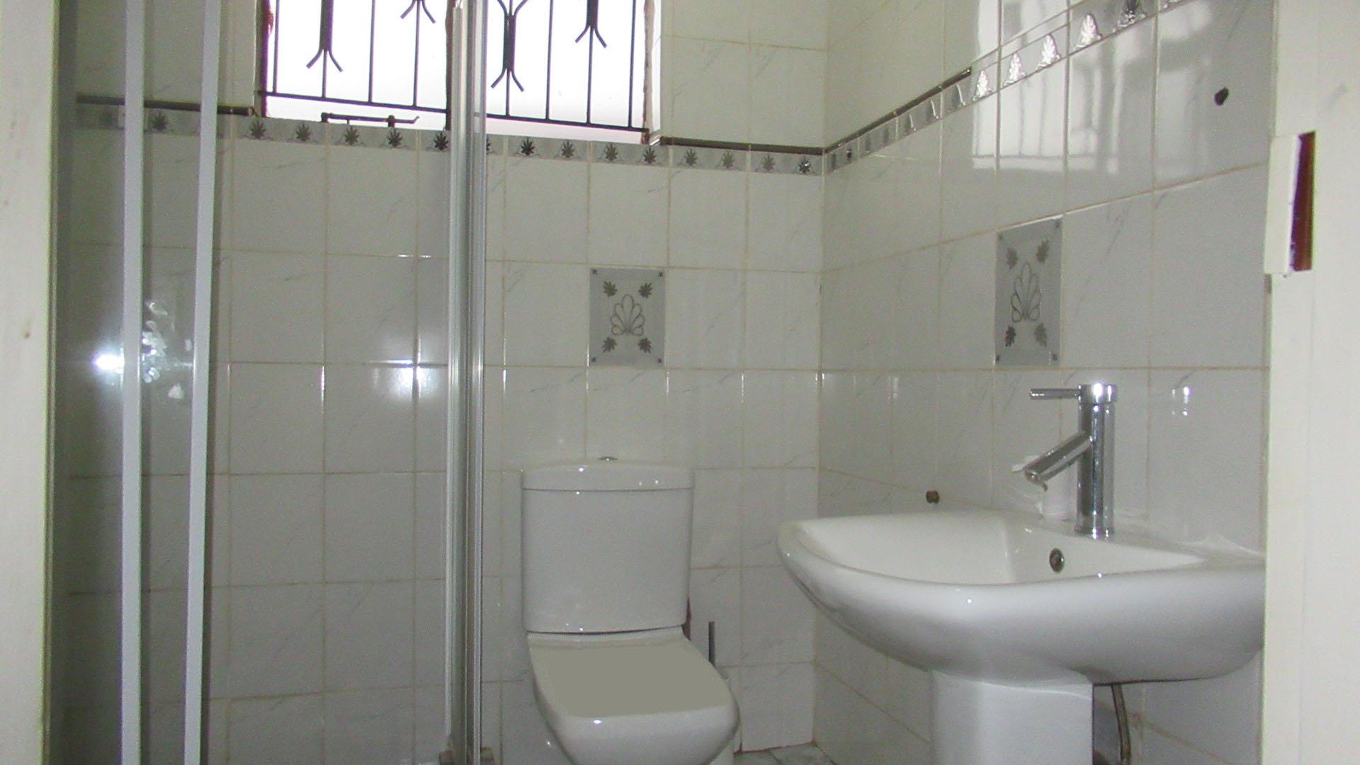 Main Bathroom - 4 square meters of property in Dobsonville