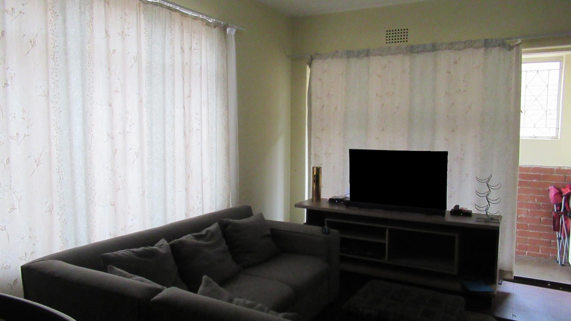 Lounges - 9 square meters of property in Wentworth Park