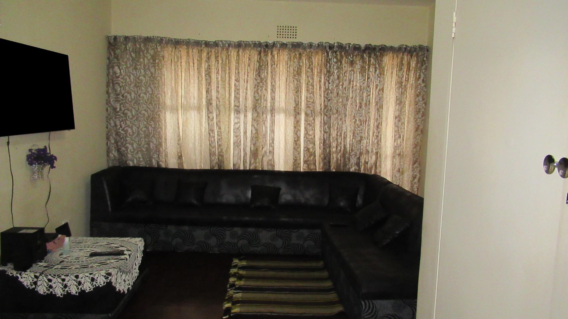 Lounges - 13 square meters of property in Wentworth Park