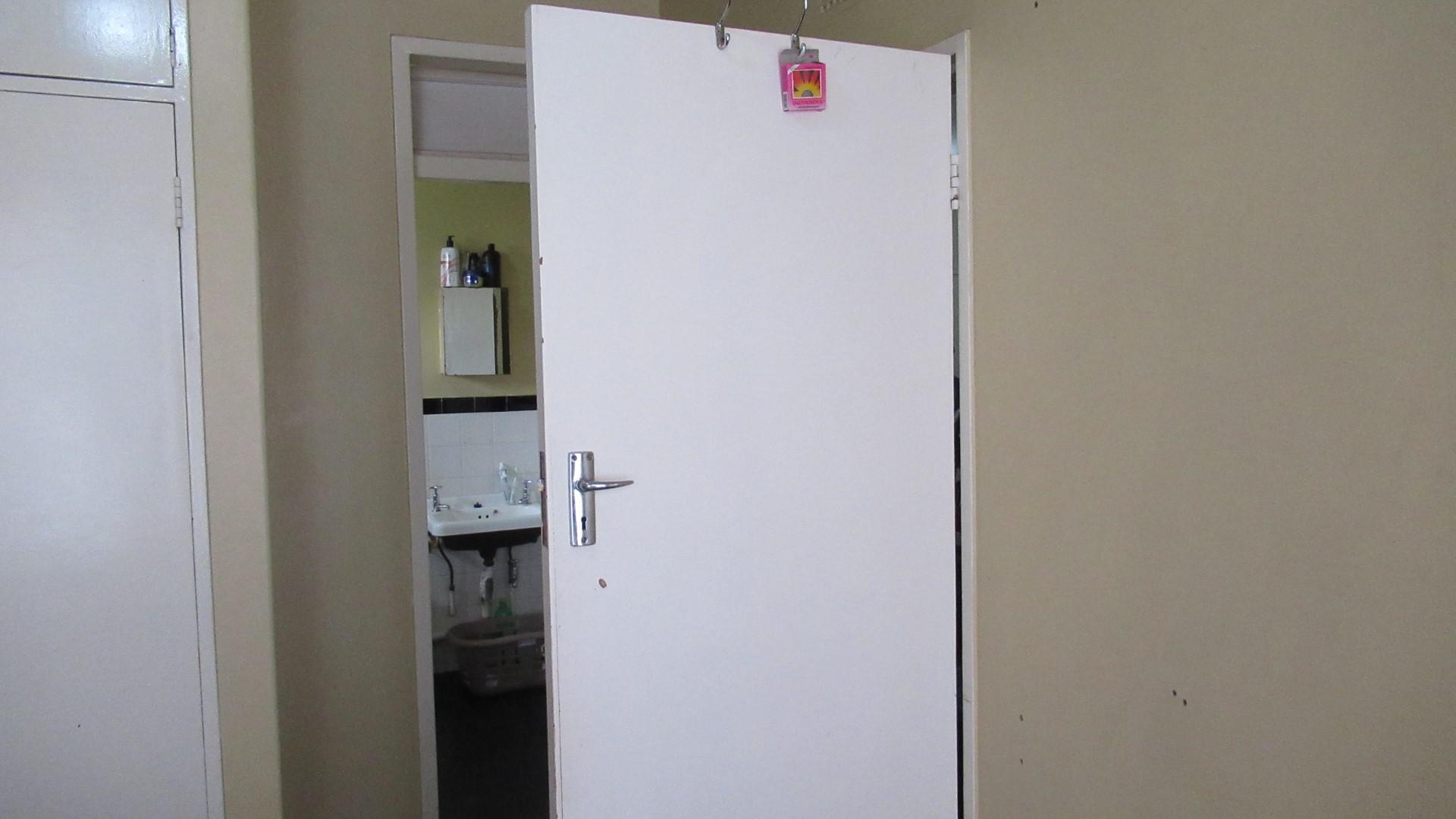 Main Bedroom - 14 square meters of property in Wentworth Park