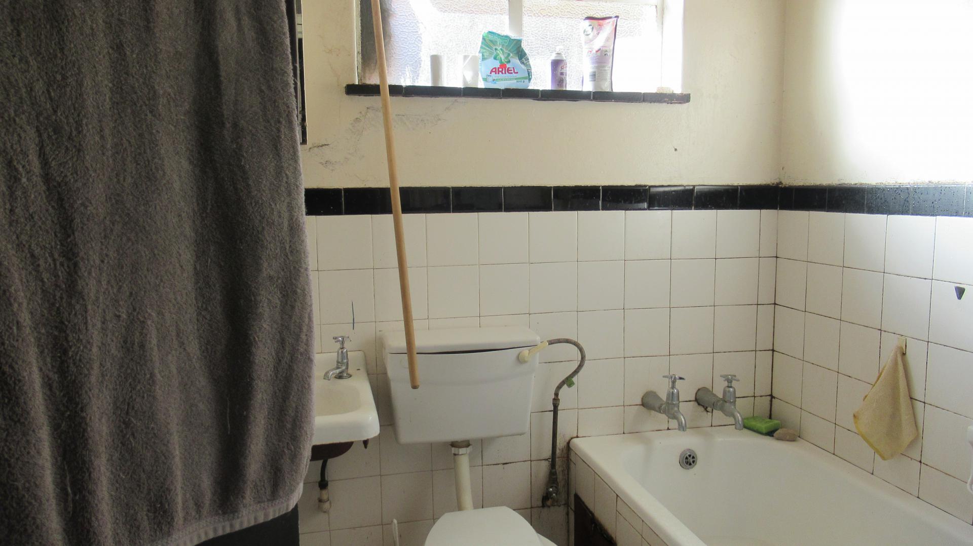 Bathroom 1 - 4 square meters of property in Wentworth Park
