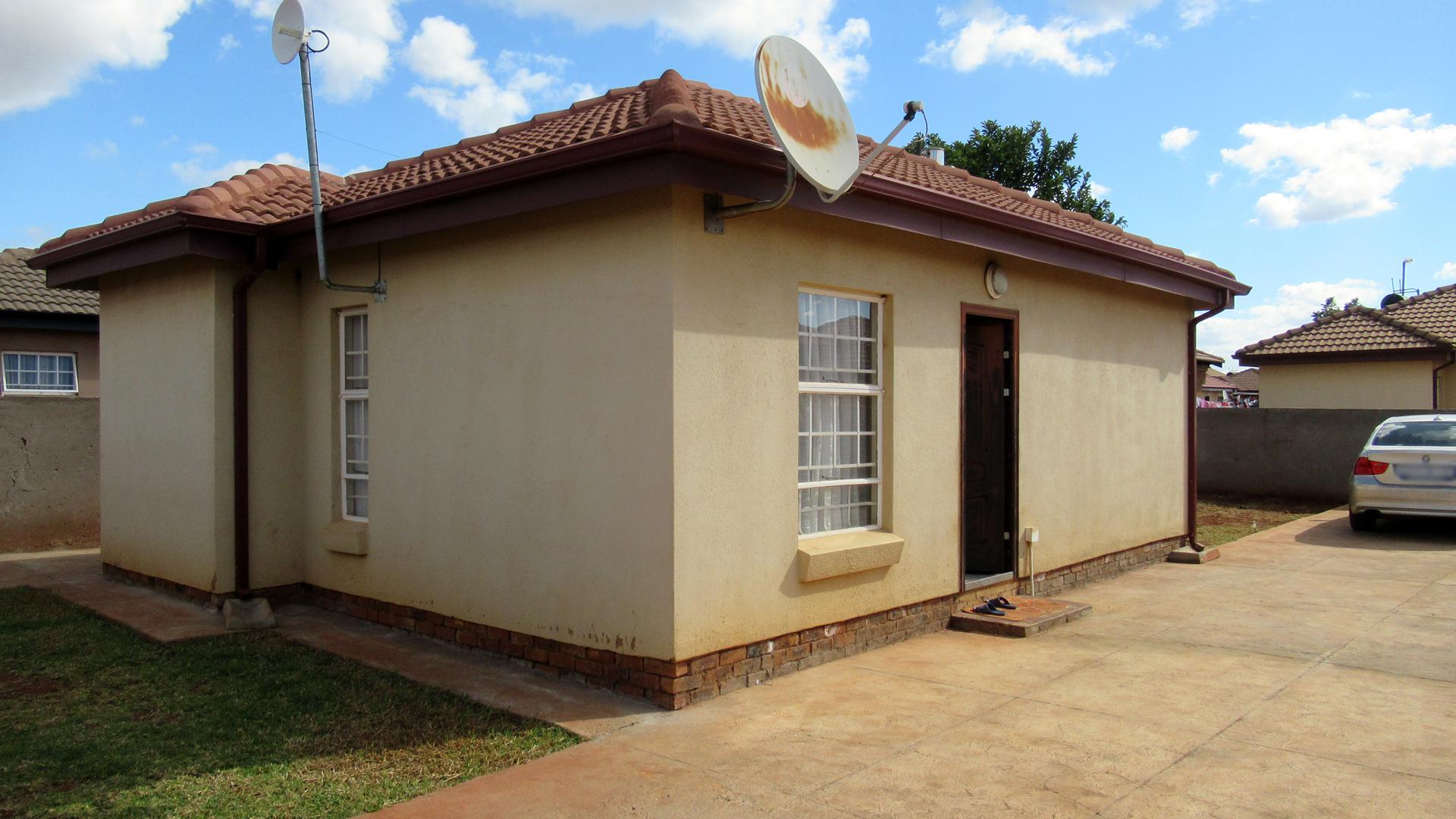 Front View of property in The Orchards