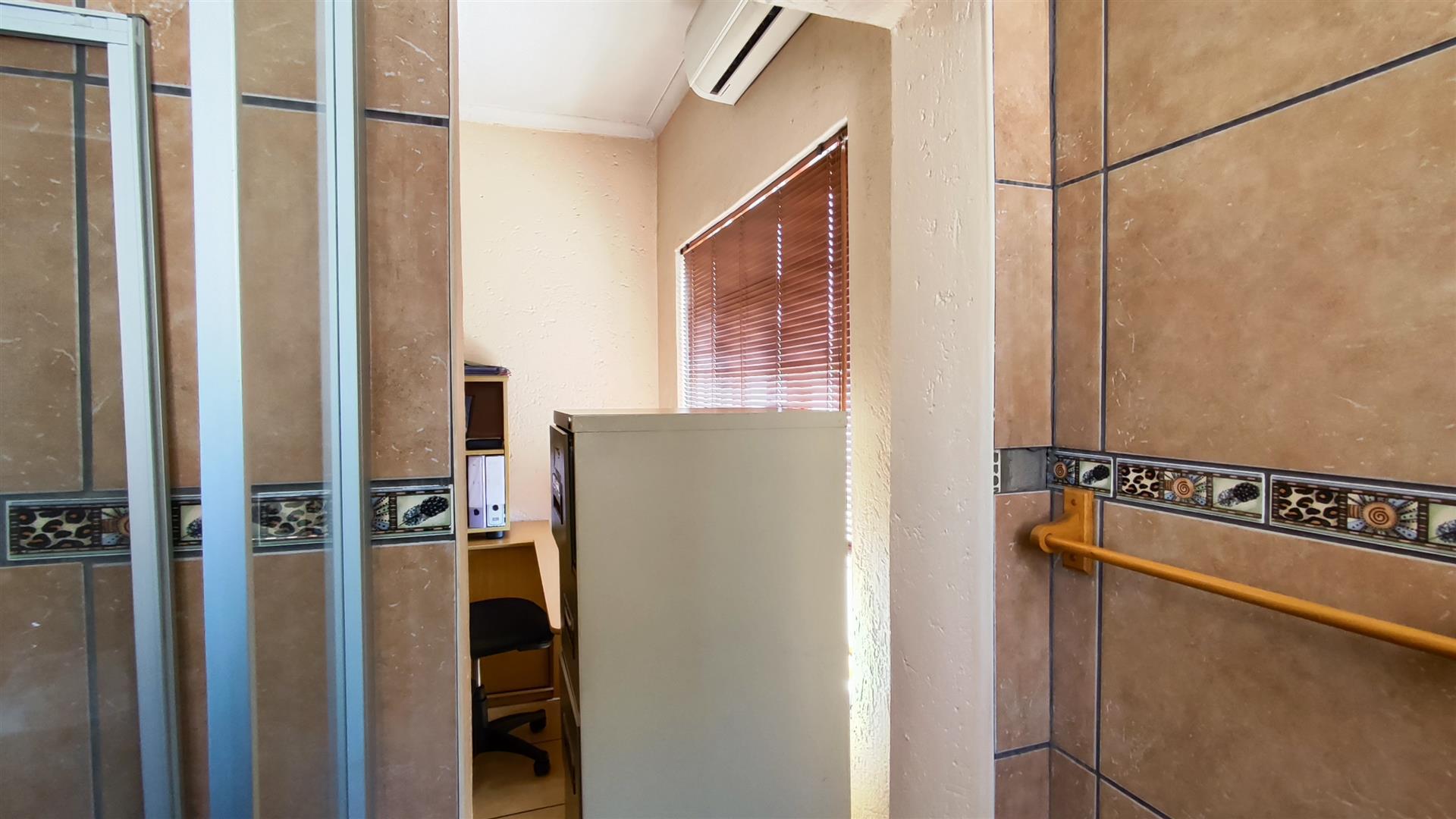 Bathroom 1 - 2 square meters of property in Kempton Park