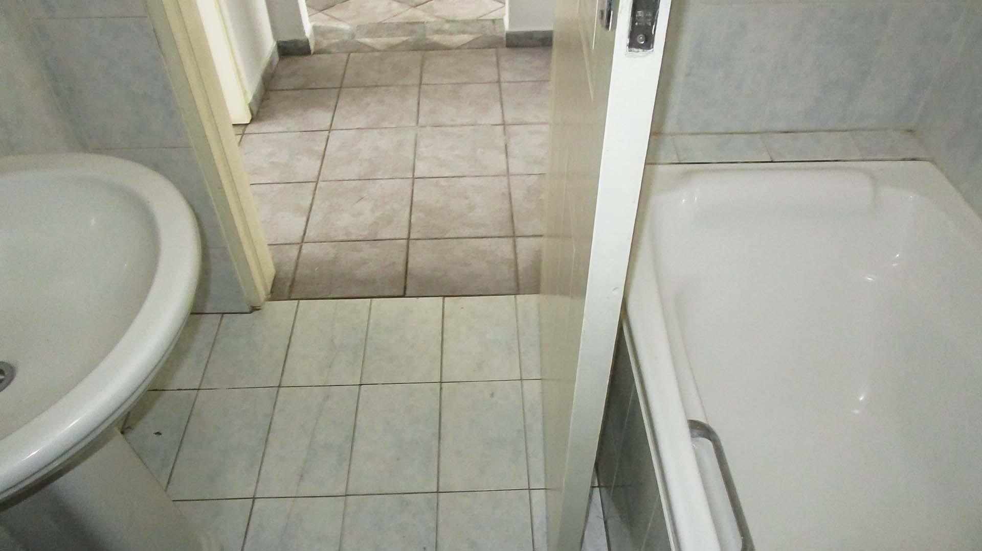 Main Bathroom - 4 square meters of property in Elysium