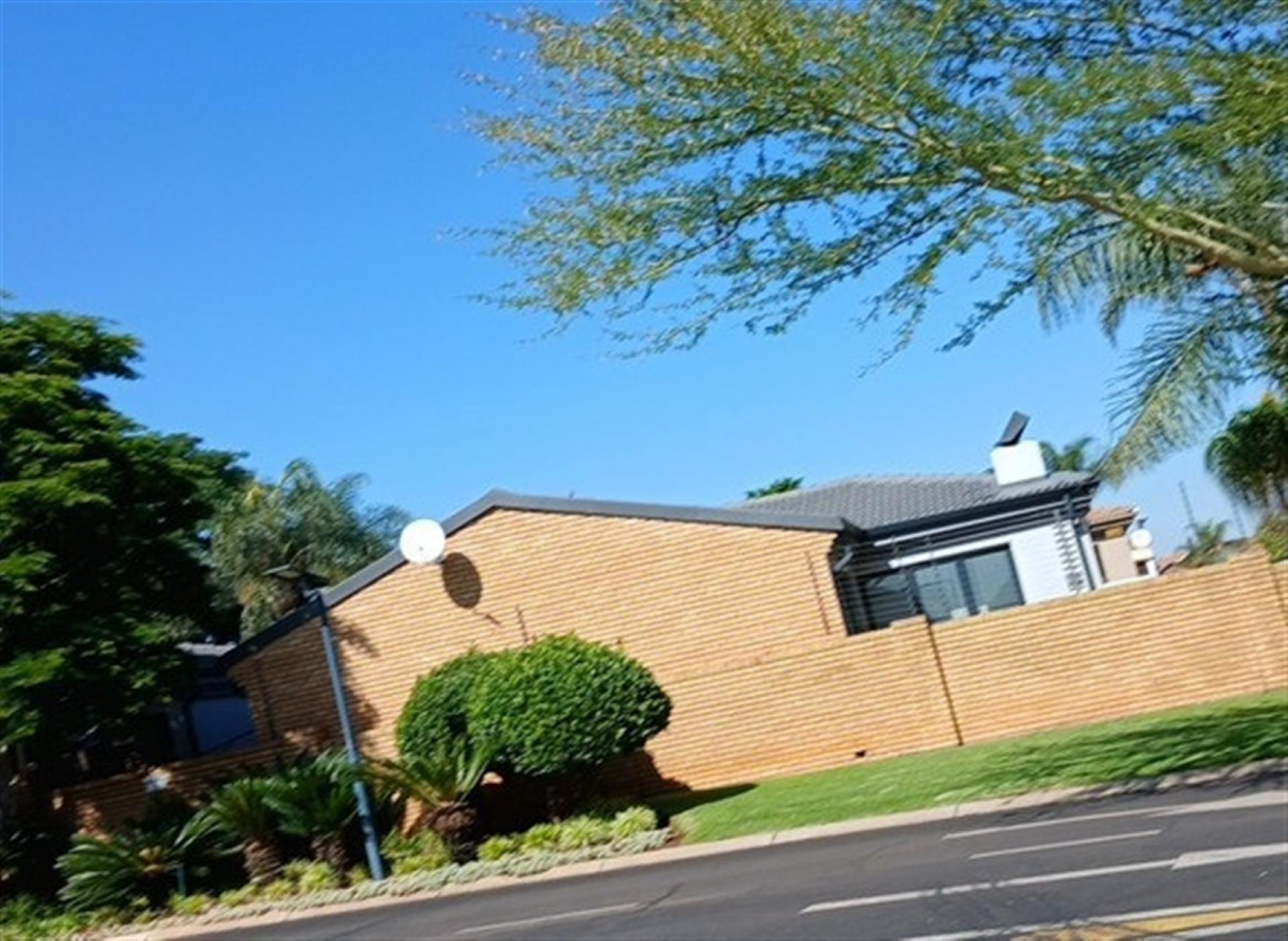 Front View of property in Amberfield Crest