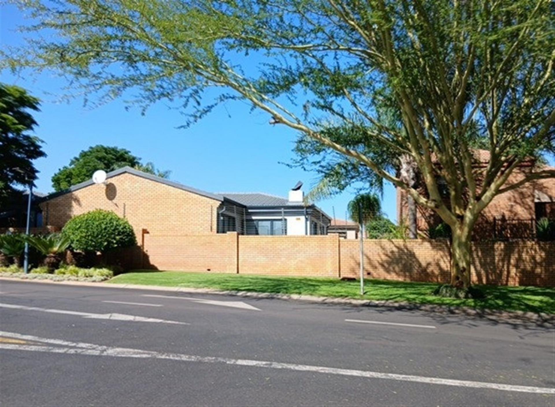 Front View of property in Amberfield Crest