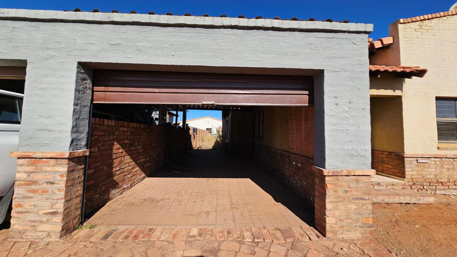 Garage of property in Kathu