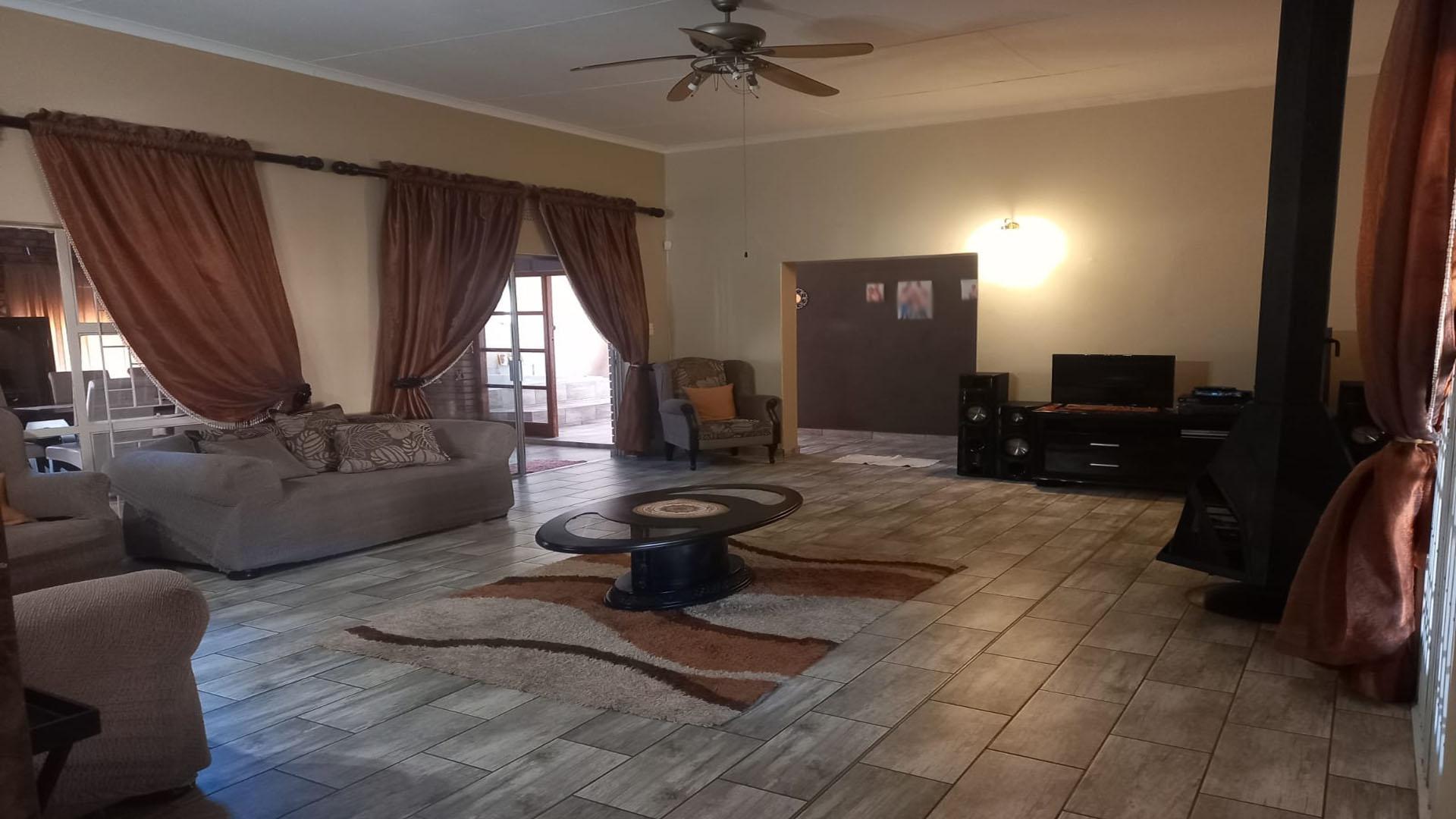 Lounges - 22 square meters of property in Wilkoppies