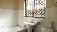 Main Bathroom - 5 square meters of property in Hoeveldpark