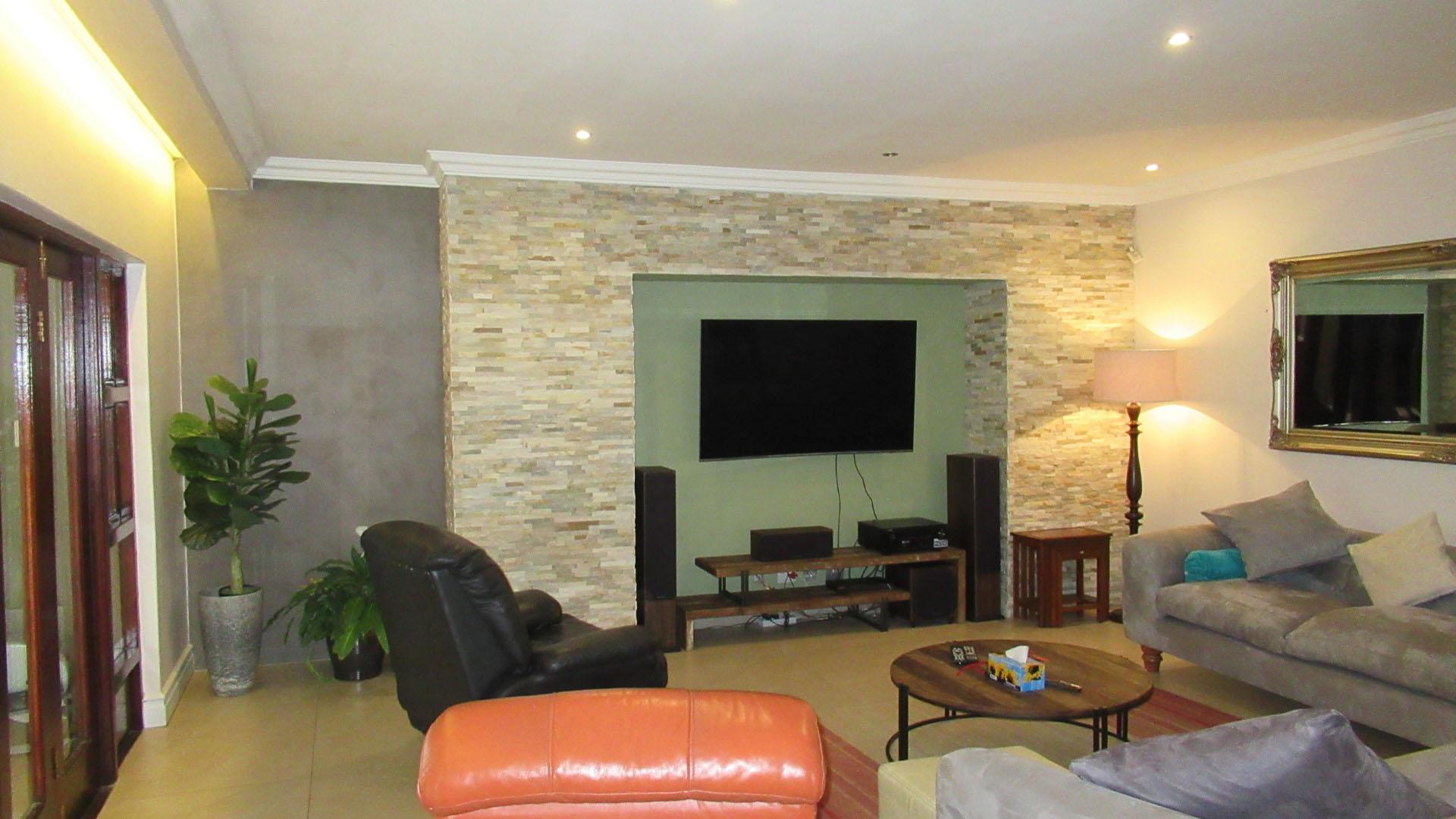 Lounges - 42 square meters of property in Benoni