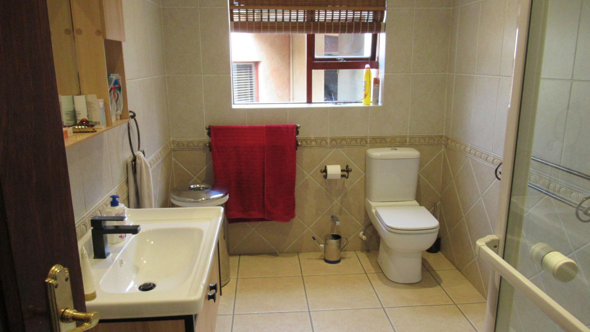 Bathroom 1 - 14 square meters of property in Benoni