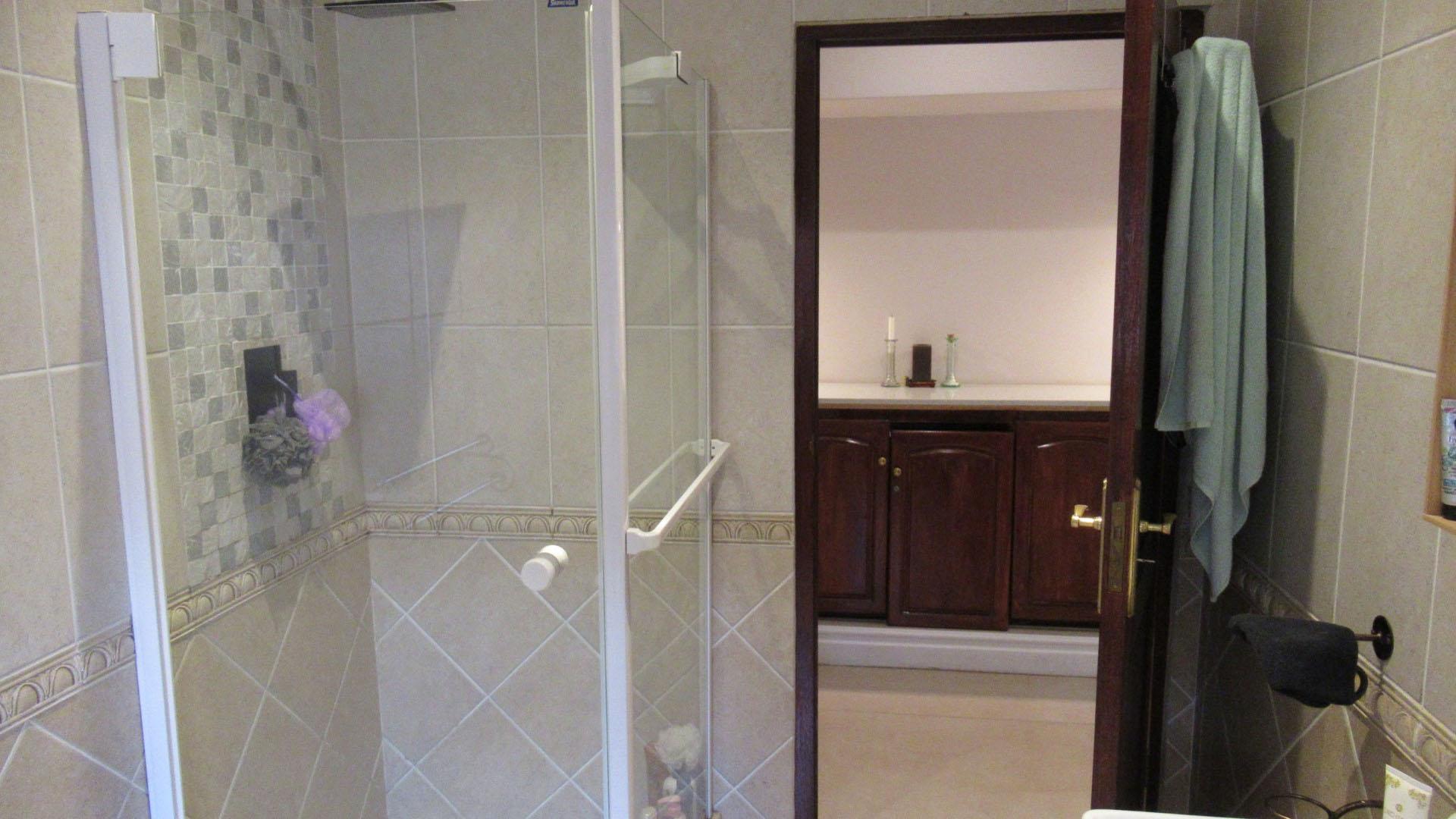 Bathroom 1 - 14 square meters of property in Benoni