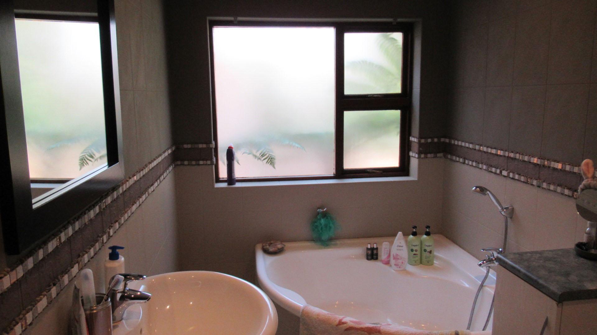 Bathroom 2 - 9 square meters of property in Benoni