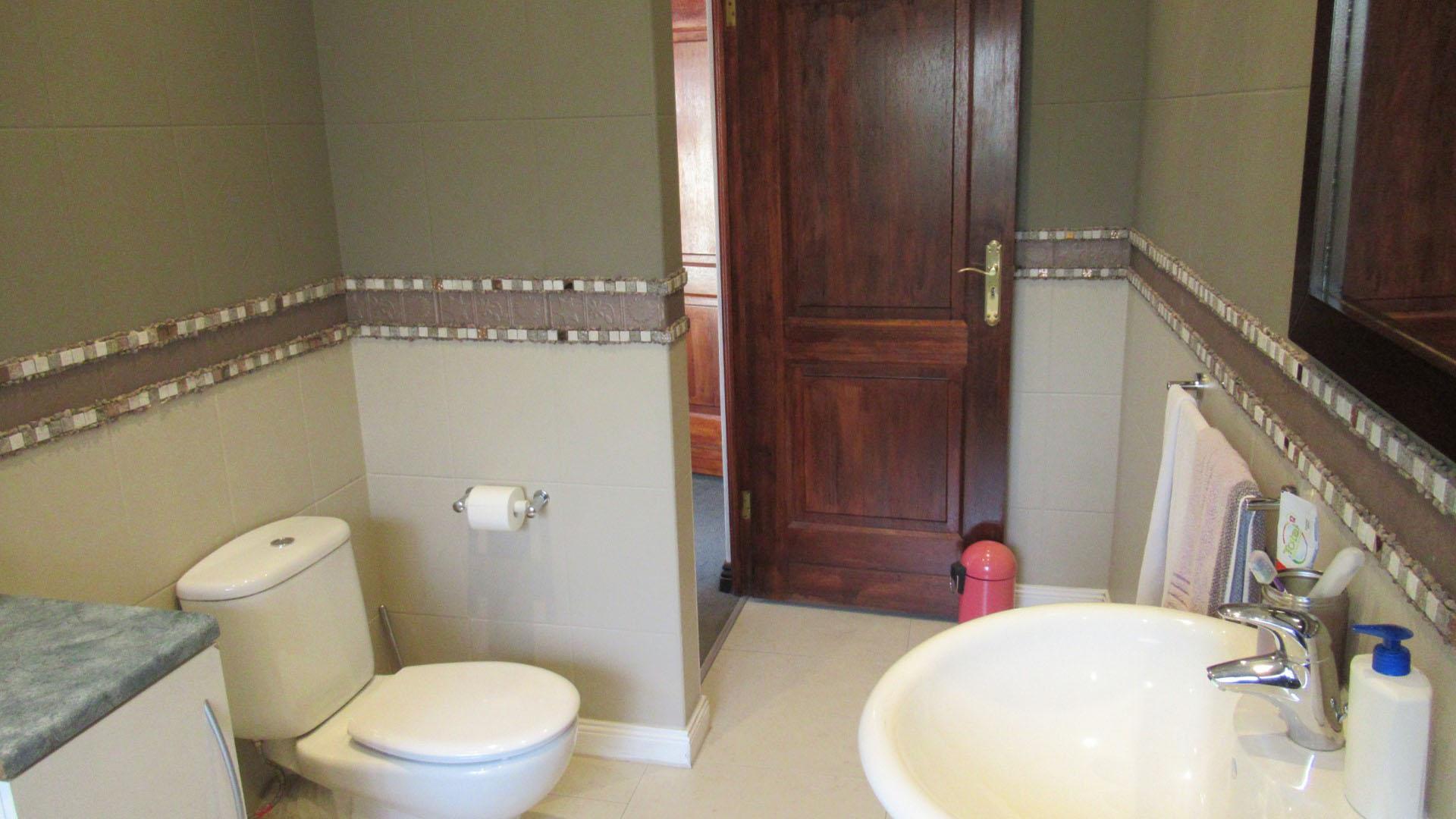 Bathroom 2 - 9 square meters of property in Benoni
