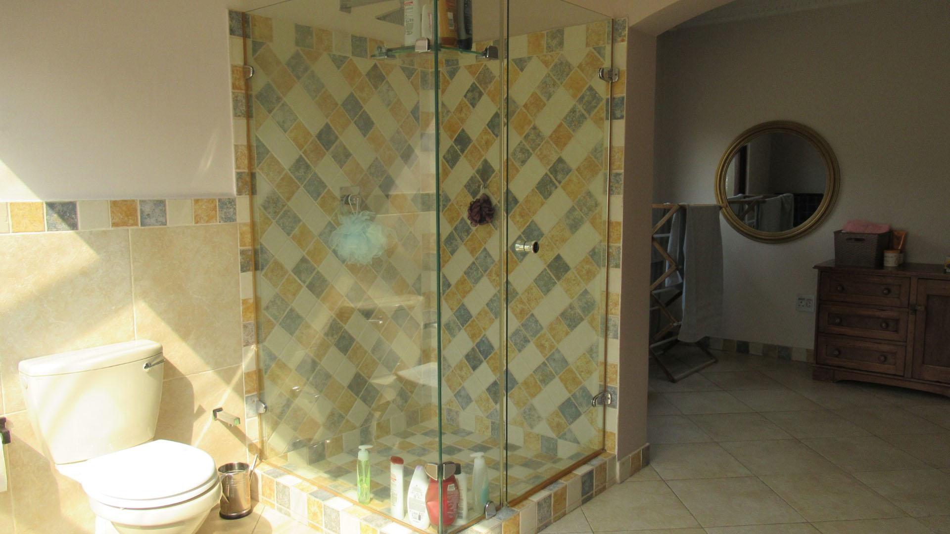 Main Bathroom - 22 square meters of property in Benoni