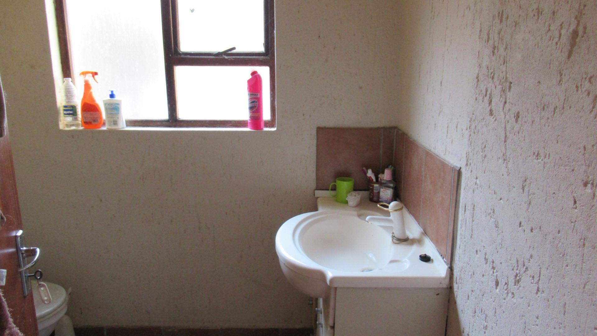 Bathroom 1 - 14 square meters of property in Benoni