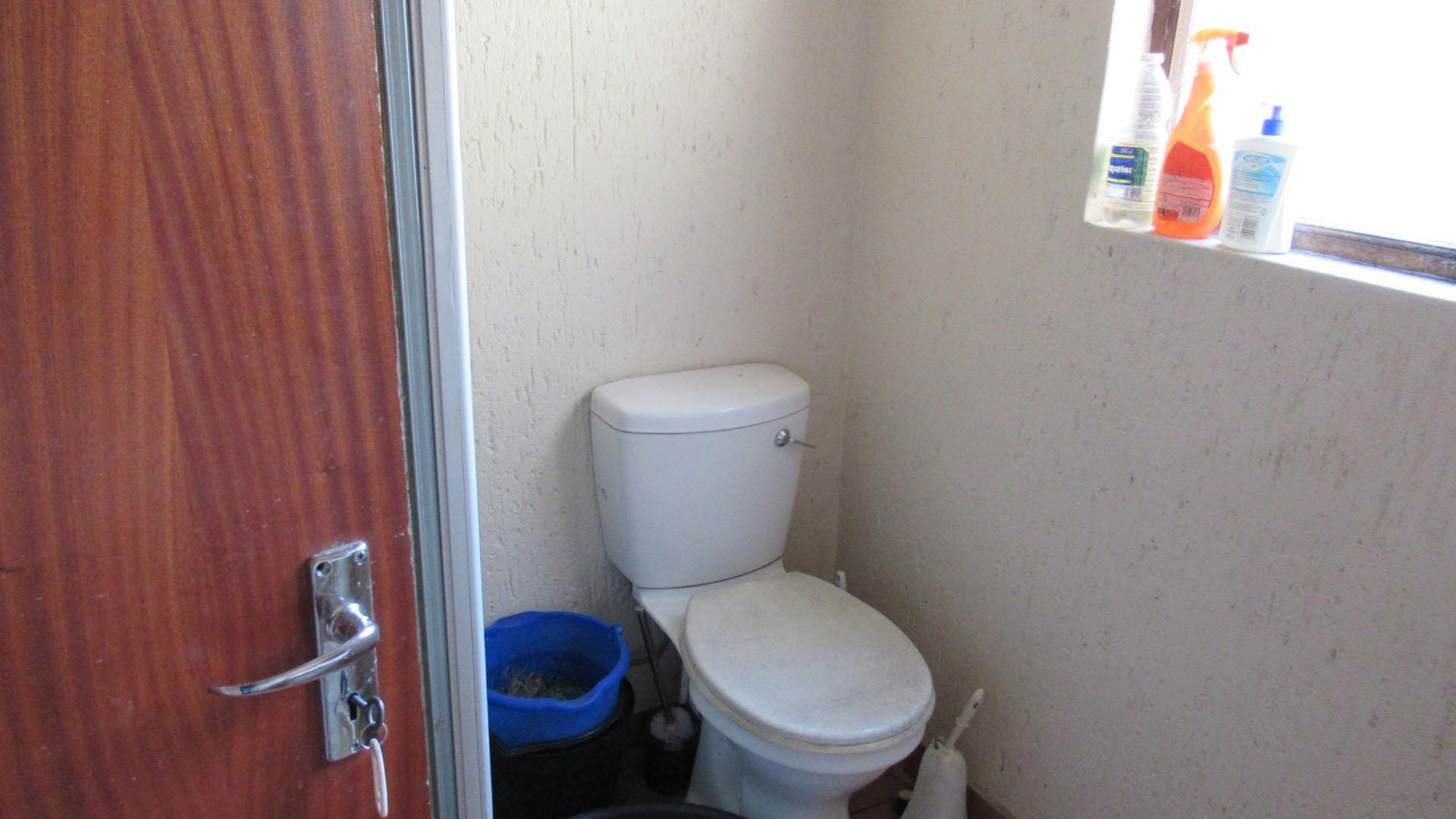 Bathroom 1 - 14 square meters of property in Benoni