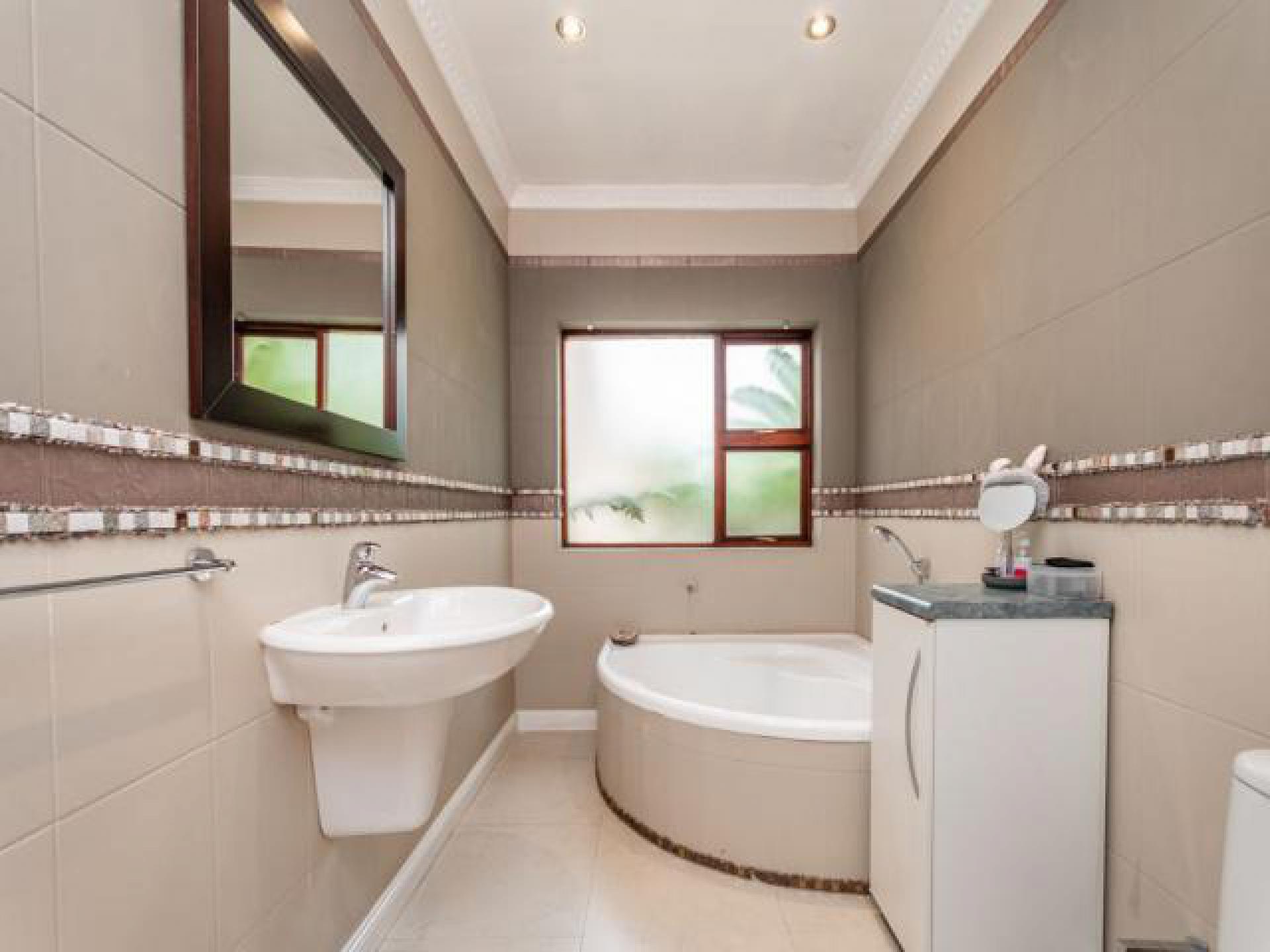 Main Bathroom - 22 square meters of property in Benoni