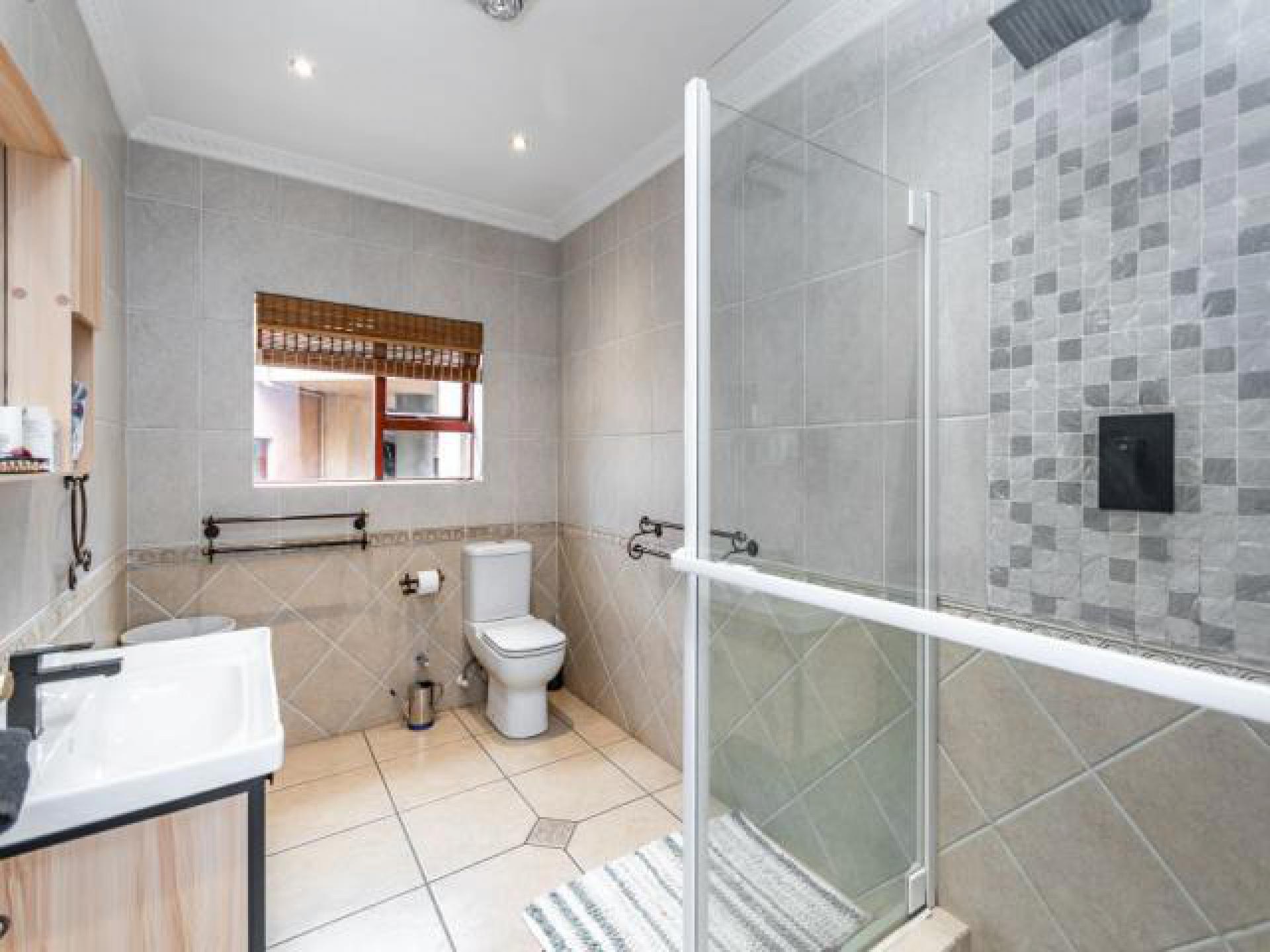 Bathroom 1 - 14 square meters of property in Benoni