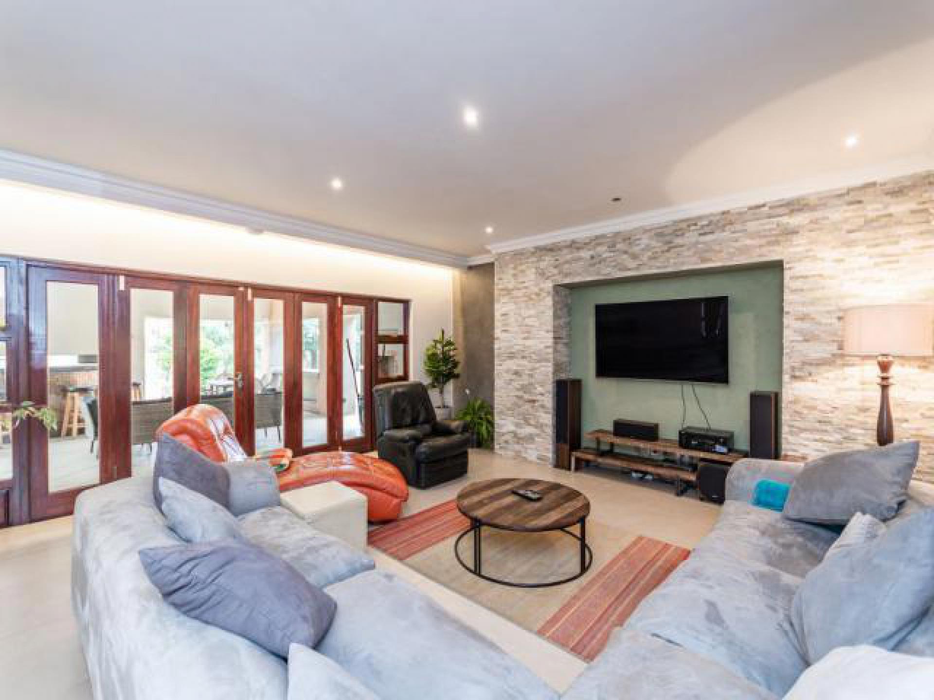 Lounges - 42 square meters of property in Benoni