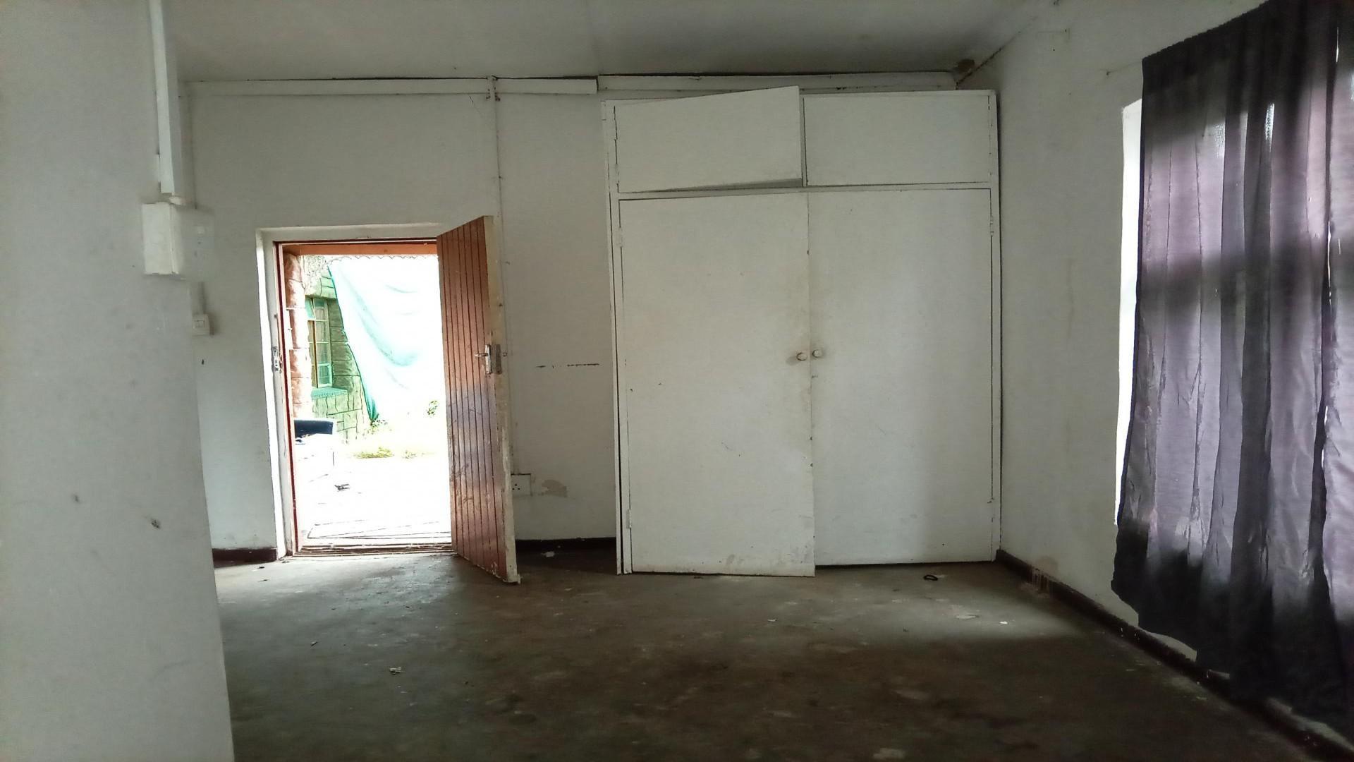 Bed Room 1 of property in Standerton